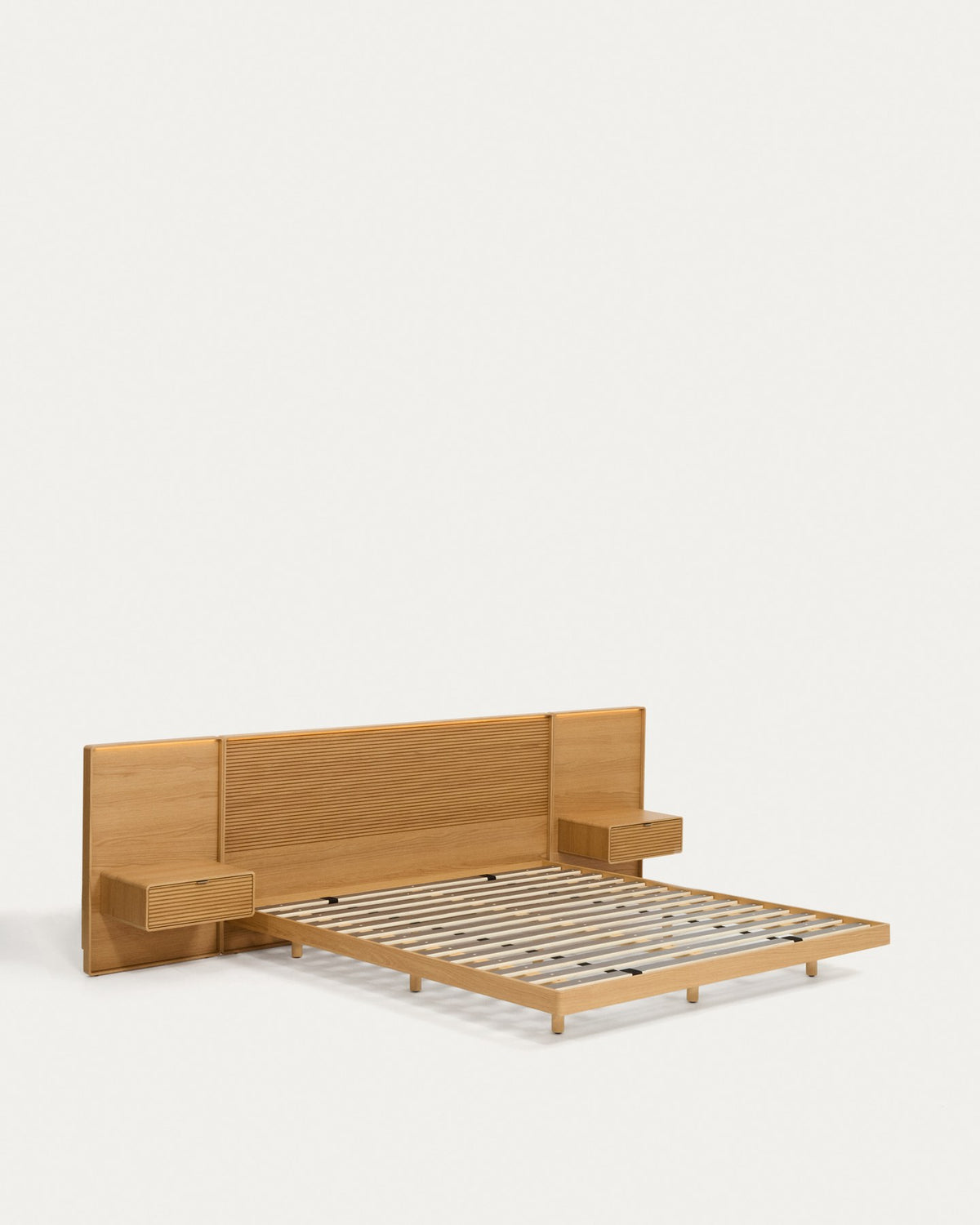 Bett Norlen mit 2 Nachttischen aus Eichenfurnier mit naturfarbenem Finish und LED-Licht für Matratzen 180 x 200 cm FSC Mix Credit in Braun präsentiert im Onlineshop von KAQTU Design AG. Bett ist von Kave Home