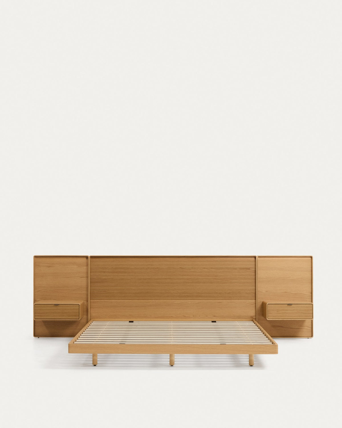 Bett Norlen mit 2 Nachttischen aus Eichenfurnier mit naturfarbenem Finish und LED-Licht für Matratzen 180 x 200 cm FSC Mix Credit in Braun präsentiert im Onlineshop von KAQTU Design AG. Bett ist von Kave Home
