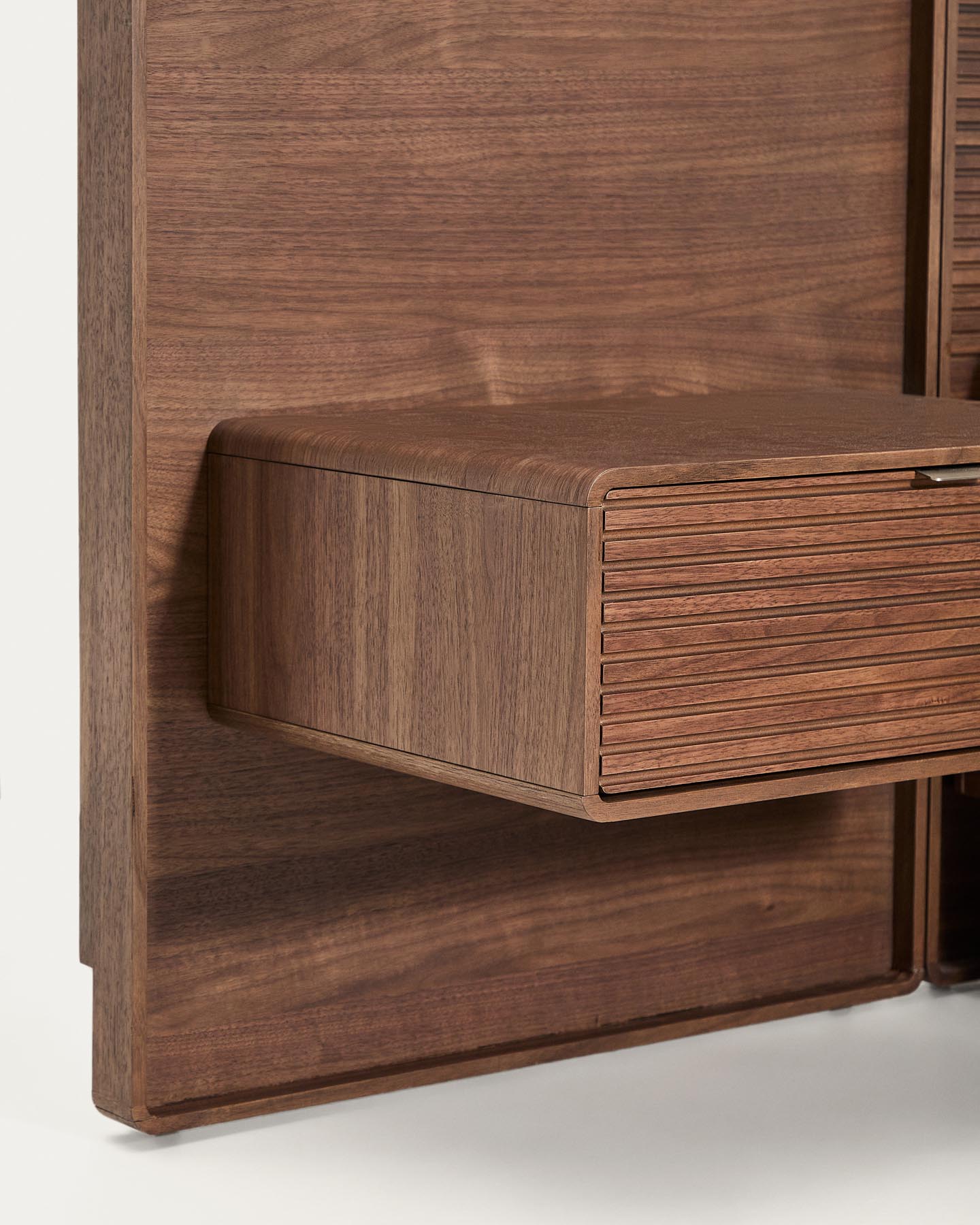 Bett Norlen mit zwei Nachttischen aus Nussbaumfurnier mit dunklem Finish und LED-Licht für Matratzen 160 x 200 cm FSC Mix Credit in Dunkelbraun präsentiert im Onlineshop von KAQTU Design AG. Bett ist von Kave Home