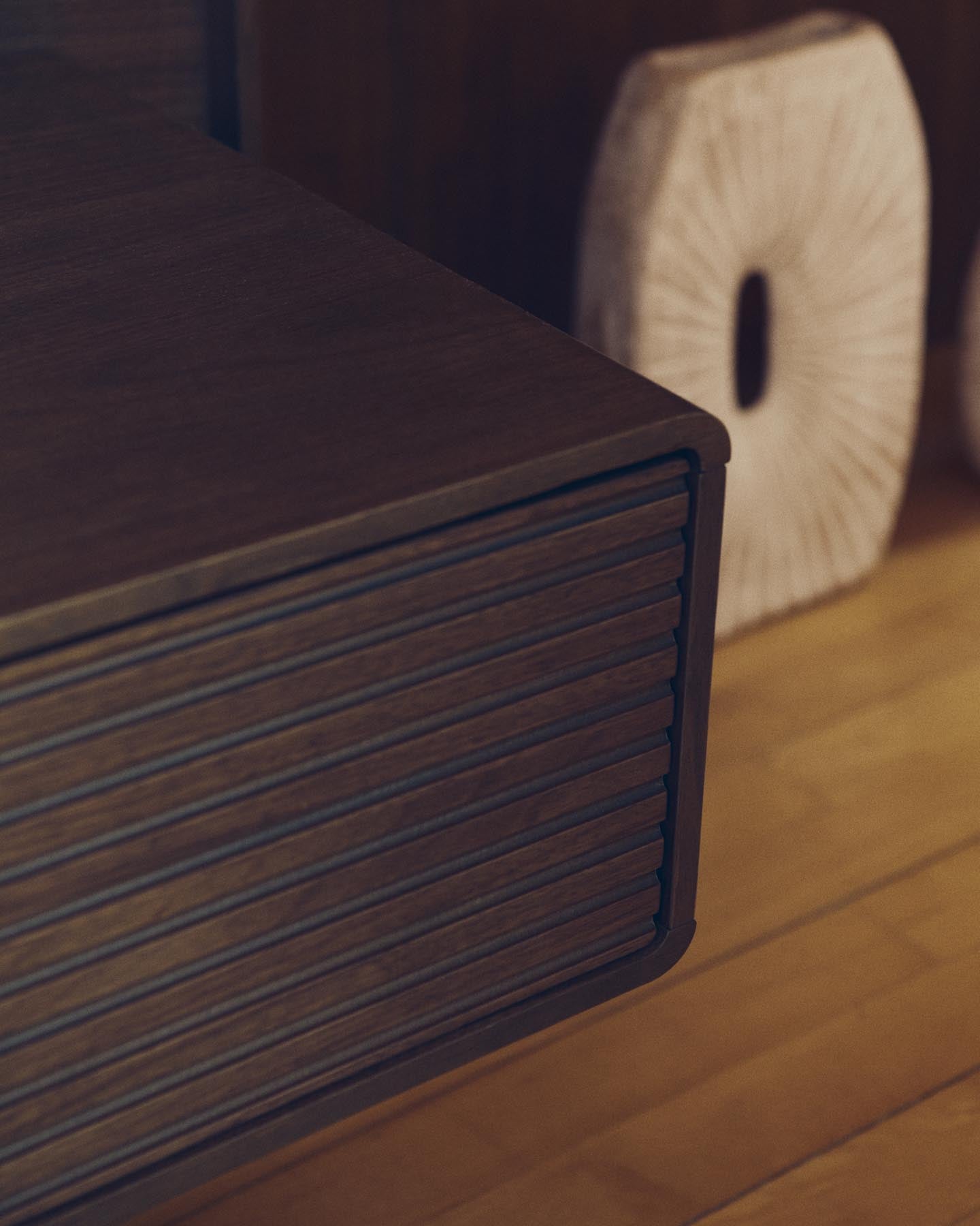 Bett Norlen mit zwei Nachttischen aus Nussbaumfurnier mit dunklem Finish und LED-Licht für Matratzen 160 x 200 cm FSC Mix Credit in Dunkelbraun präsentiert im Onlineshop von KAQTU Design AG. Bett ist von Kave Home