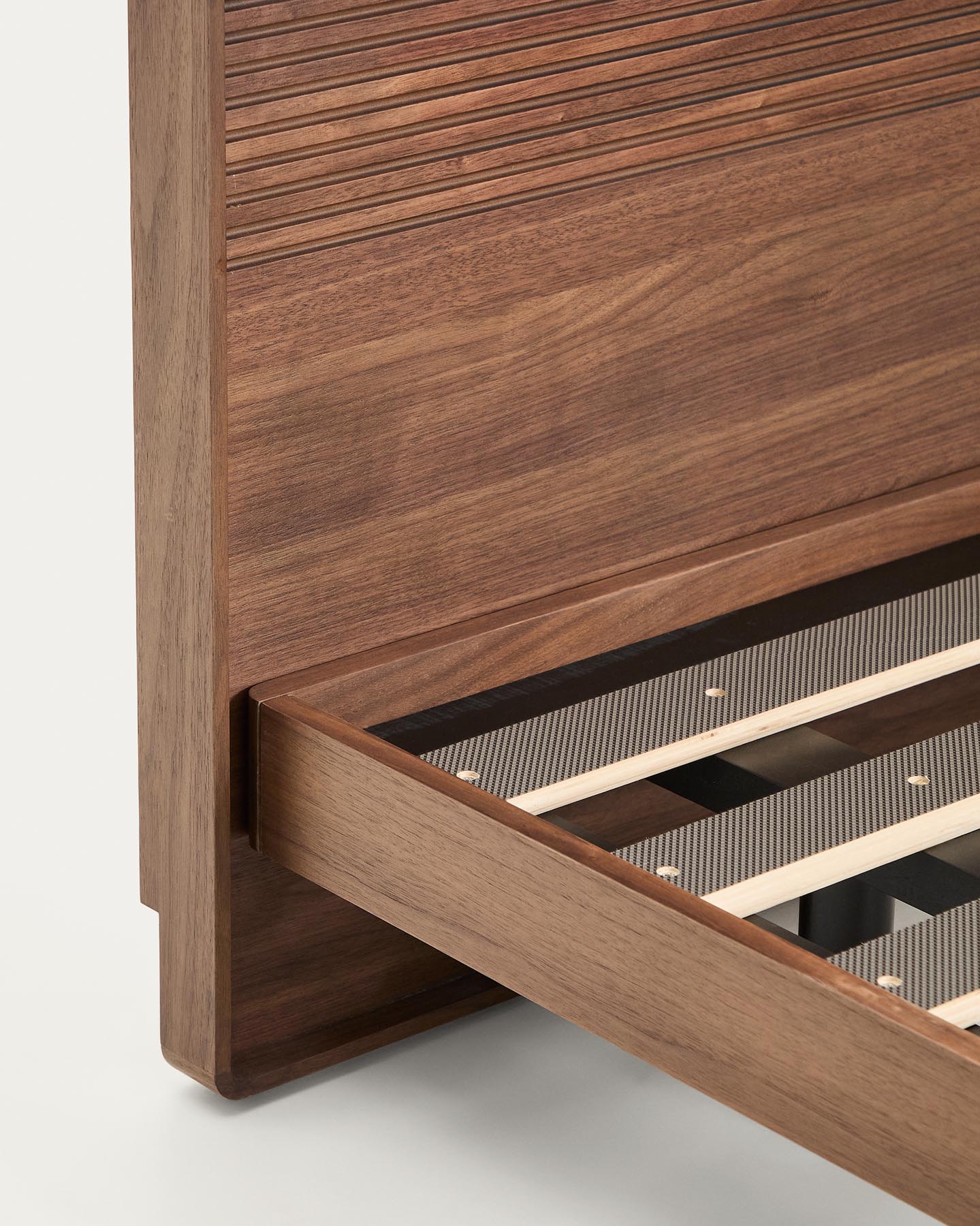 Bett Norlen aus Nussbaumfurnier mit dunklem Finish und LED-Licht für Matratzen 180 x 200 cm FSC Mix Credit in Dunkelbraun präsentiert im Onlineshop von KAQTU Design AG. Bett ist von Kave Home