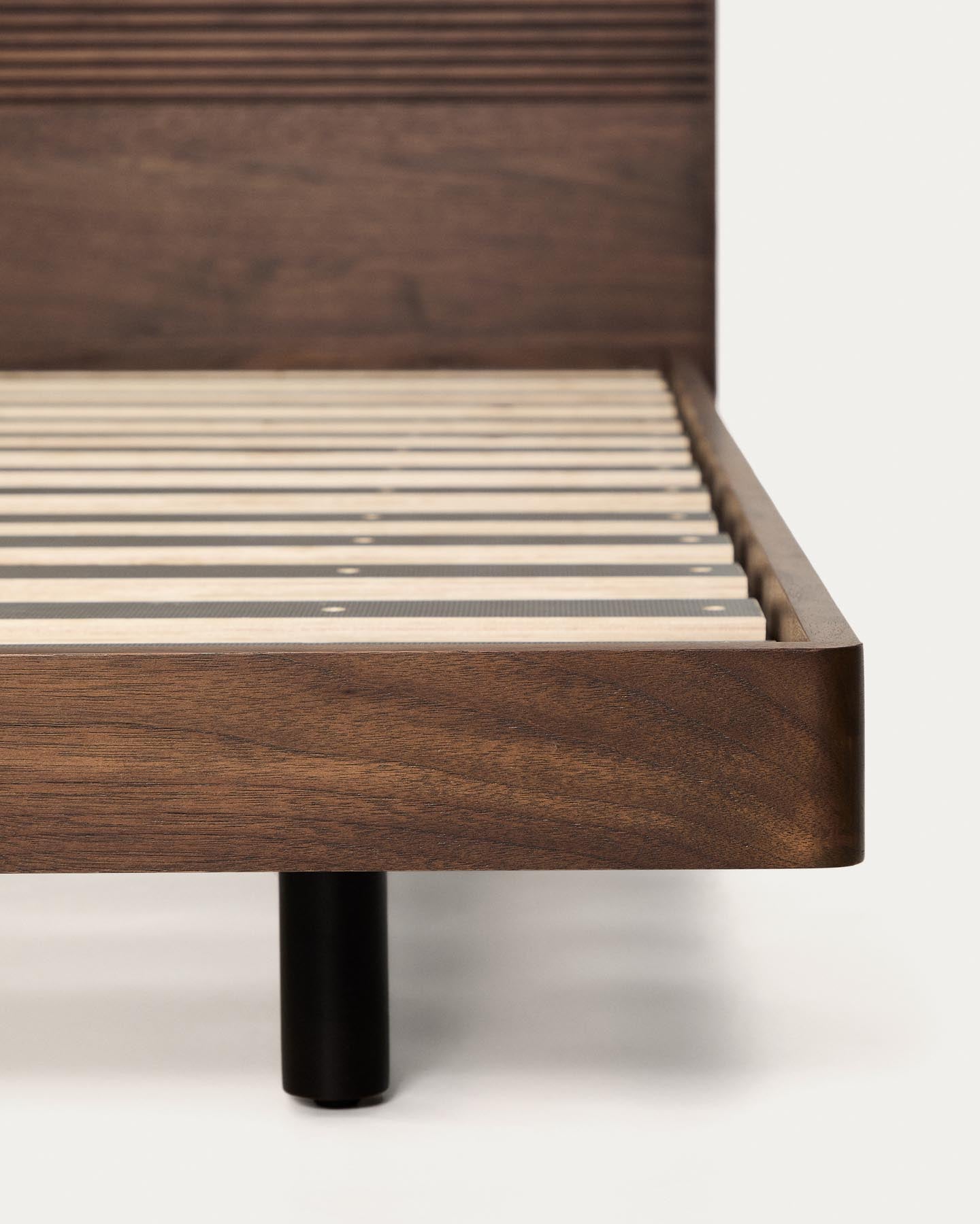 Bett Norlen aus Nussbaumfurnier mit dunklem Finish und LED-Licht für Matratzen 180 x 200 cm FSC Mix Credit in Dunkelbraun präsentiert im Onlineshop von KAQTU Design AG. Bett ist von Kave Home