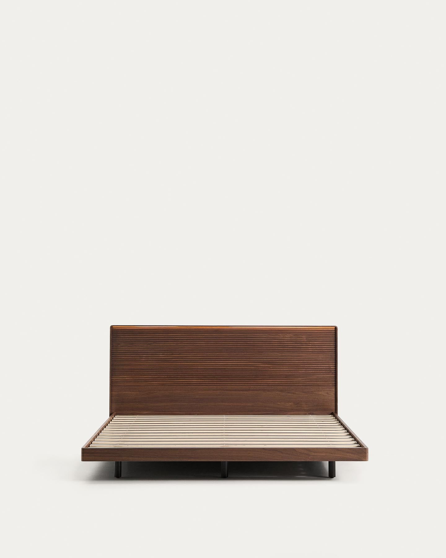 Bett Norlen aus Nussbaumfurnier mit dunklem Finish und LED-Licht für Matratzen 180 x 200 cm FSC Mix Credit in Dunkelbraun präsentiert im Onlineshop von KAQTU Design AG. Bett ist von Kave Home