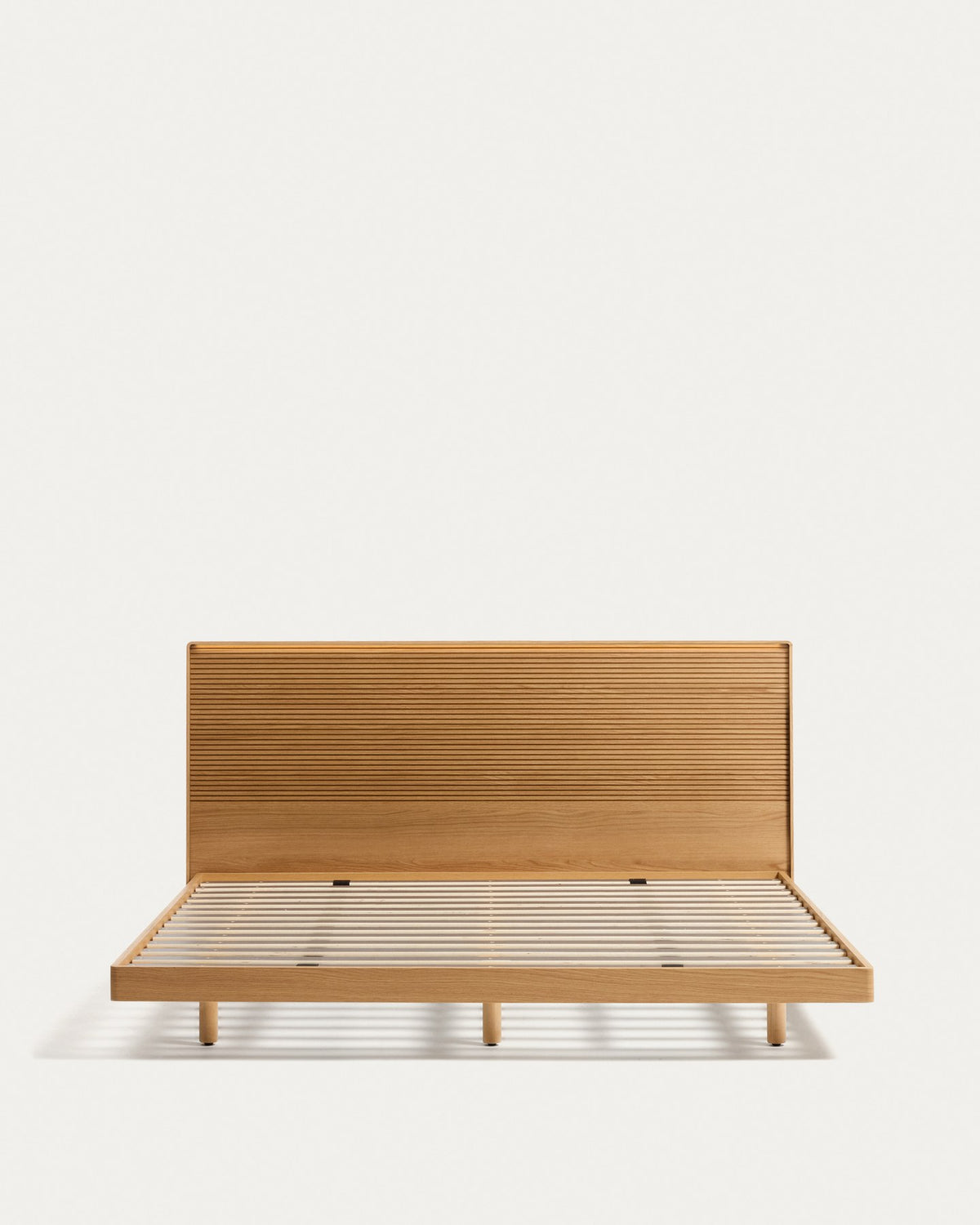 Bett Norlen aus Eichenfurnier mit naturfarbenem Finish und LED-Licht für Matratzen 180 x 200 cm FSC Mix Credit in Braun präsentiert im Onlineshop von KAQTU Design AG. Bett ist von Kave Home