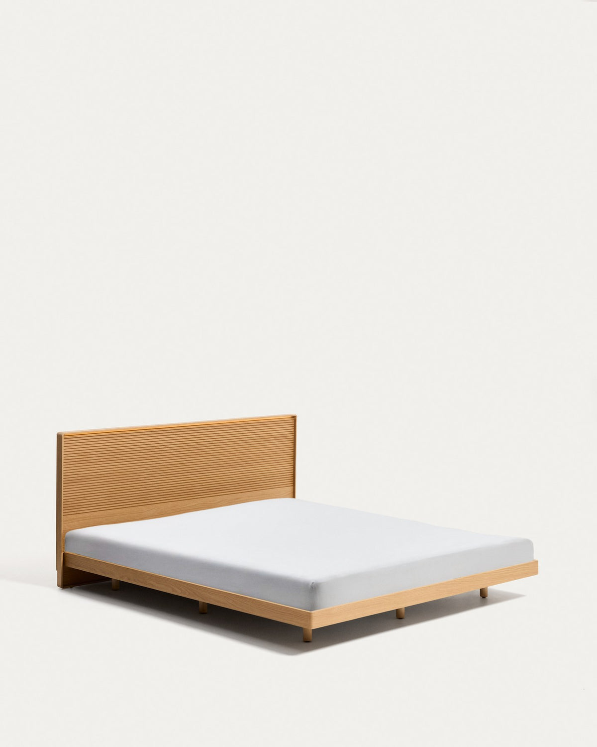 Bett Norlen aus Eichenfurnier mit naturfarbenem Finish und LED-Licht für Matratzen 180 x 200 cm FSC Mix Credit in Braun präsentiert im Onlineshop von KAQTU Design AG. Bett ist von Kave Home