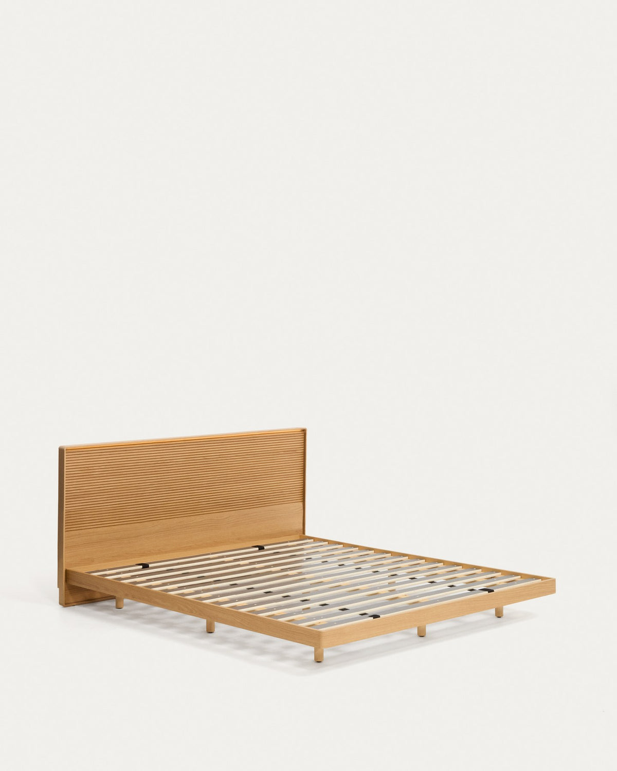 Bett Norlen aus Eichenfurnier mit naturfarbenem Finish und LED-Licht für Matratzen 180 x 200 cm FSC Mix Credit in Braun präsentiert im Onlineshop von KAQTU Design AG. Bett ist von Kave Home