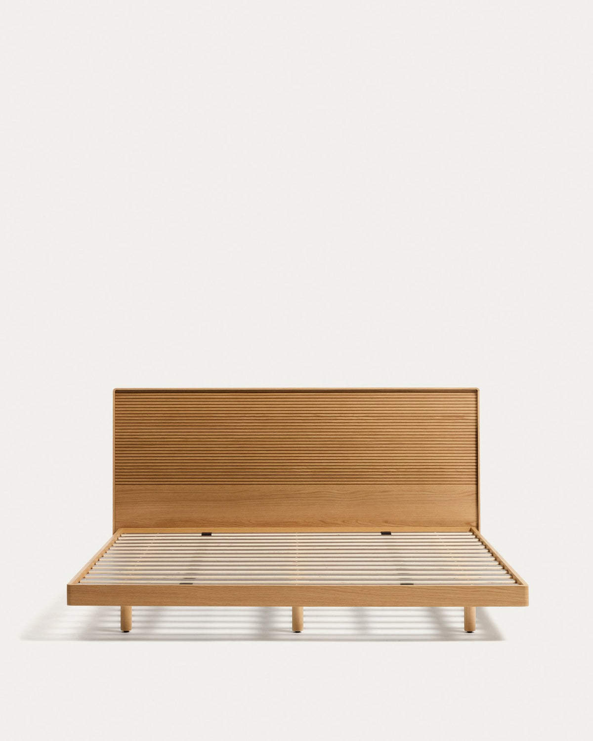 Bett Norlen aus Eichenfurnier mit naturfarbenem Finish und LED-Licht für Matratzen 180 x 200 cm FSC Mix Credit in Braun präsentiert im Onlineshop von KAQTU Design AG. Bett ist von Kave Home
