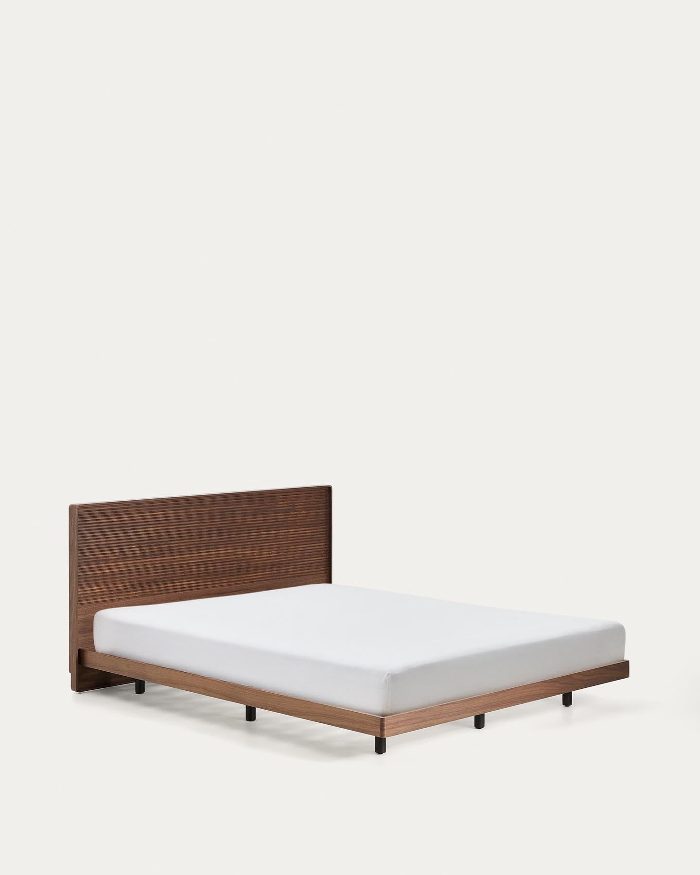 Bett Norlen aus Nussbaumfurnier mit dunklem Finish und LED-Licht für Matratzen 160 x 200 cm FSC Mix Credit in Dunkelbraun präsentiert im Onlineshop von KAQTU Design AG. Bett ist von Kave Home