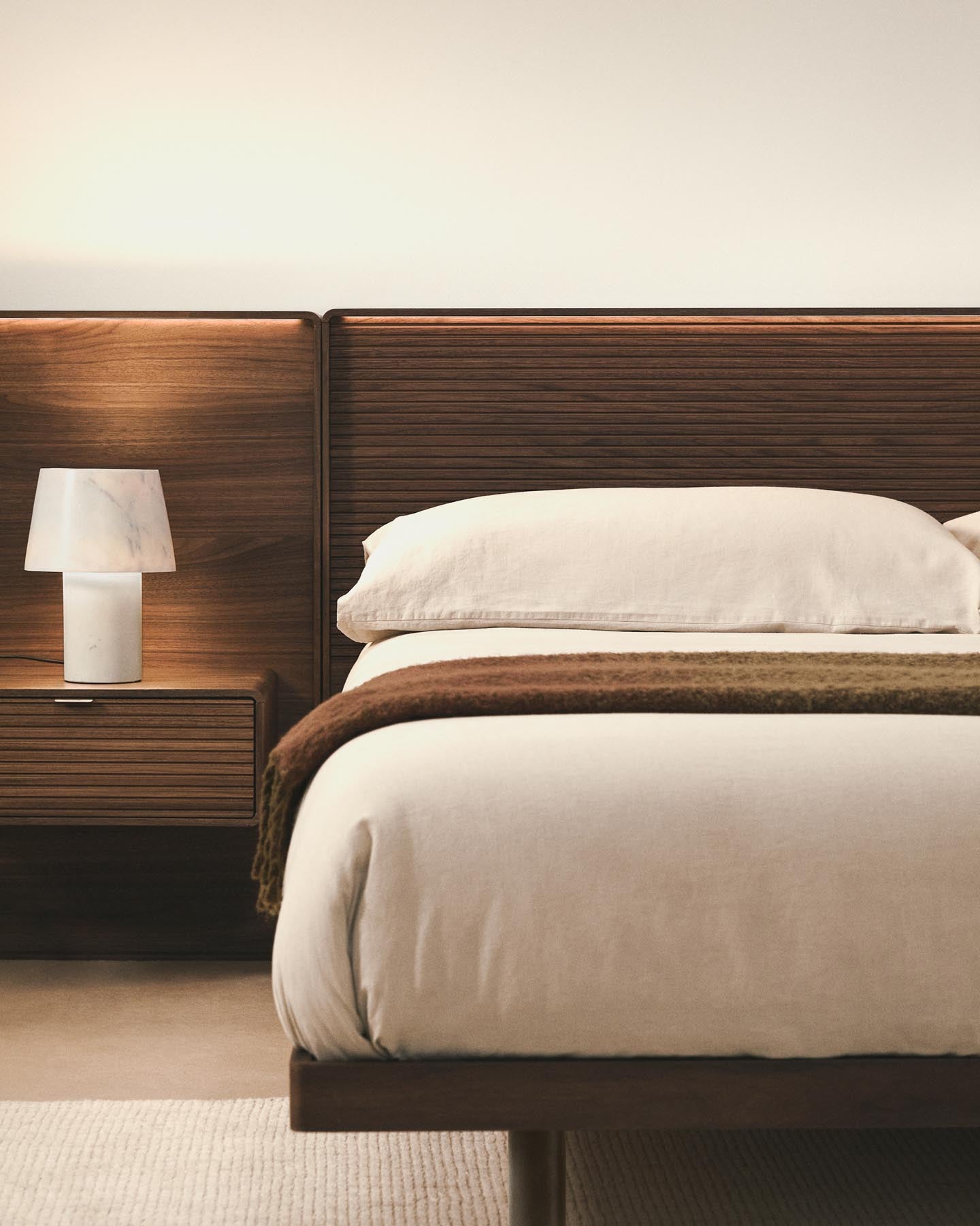 Bettkopfteil Norlen mit zwei Nachttischen aus Nussbaumfurnier mit dunklem Finish und LED-Licht für Betten bis 160 cm, FSC Mix Credit in Dunkelbraun präsentiert im Onlineshop von KAQTU Design AG. Kopfteile ist von Kave Home