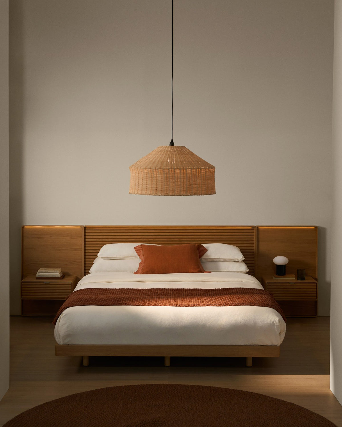 Bettkopfteil Norlen mit 2 Nachttischen aus Eichenfurnier mit naturfarbenem Finish und LED-Licht für Betten bis zu 160 cm FSC Mix Credit in Braun präsentiert im Onlineshop von KAQTU Design AG. Kopfteile ist von Kave Home