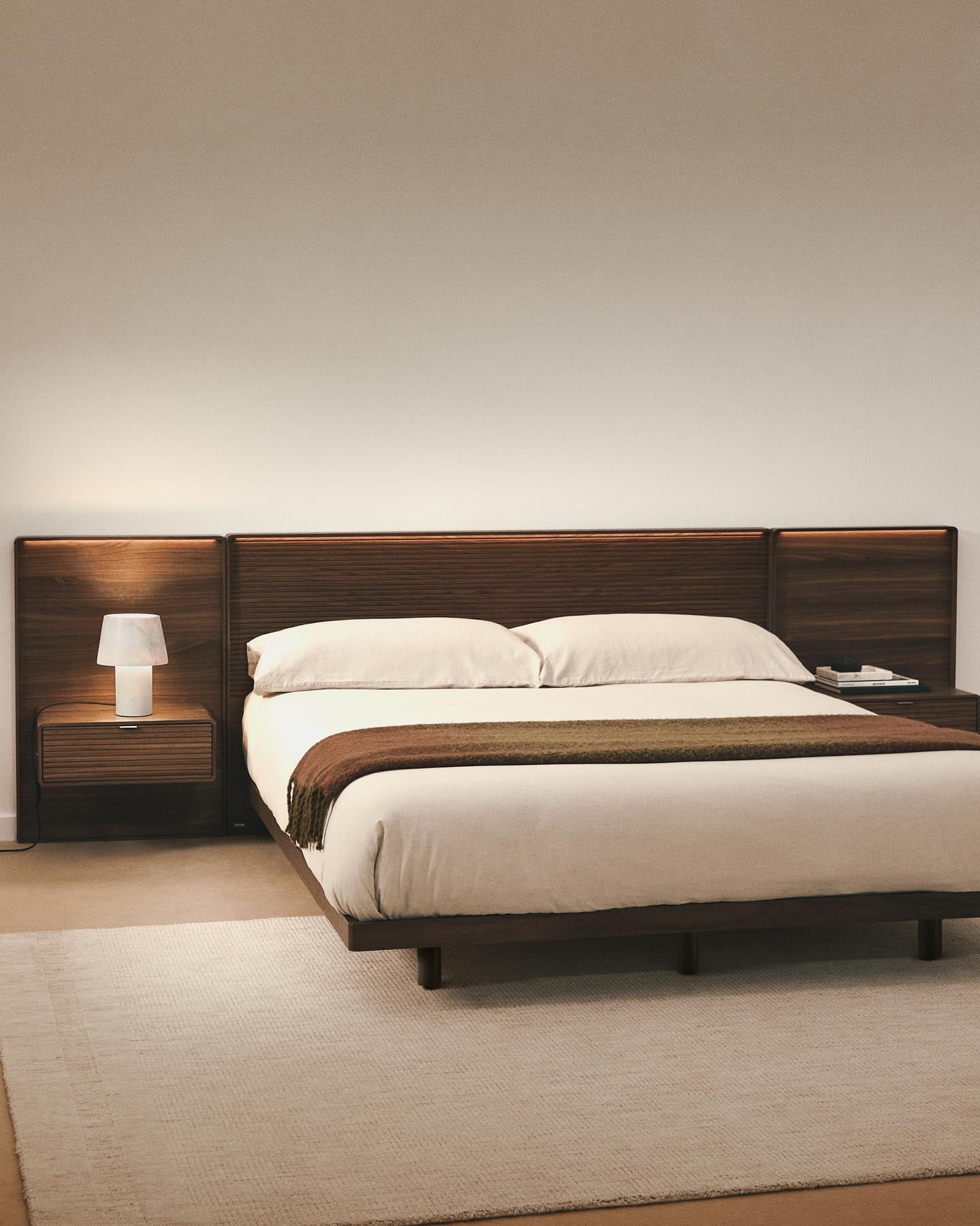 Bettkopfteil Norlen mit zwei Nachttischen aus Nussbaumfurnier mit dunklem Finish und LED-Licht für Betten bis 180 cm, FSC Mix Credit in Dunkelbraun präsentiert im Onlineshop von KAQTU Design AG. Kopfteile ist von Kave Home