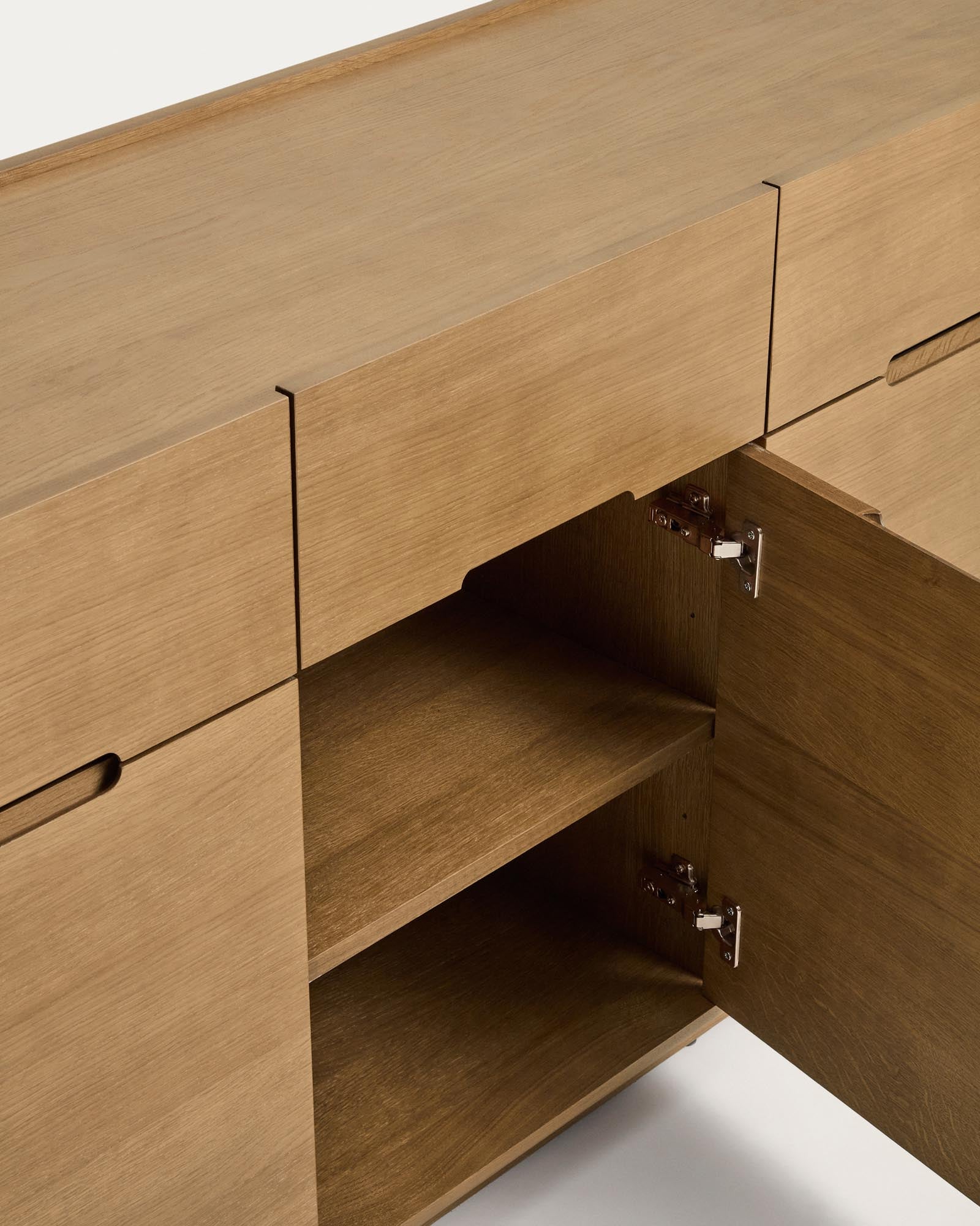 Modernes Sideboard Arelida aus robustem Eichenholz und Furnier, hellbraun, 200 x 80 cm, perfekt für eine stilvolle Einrichtung.