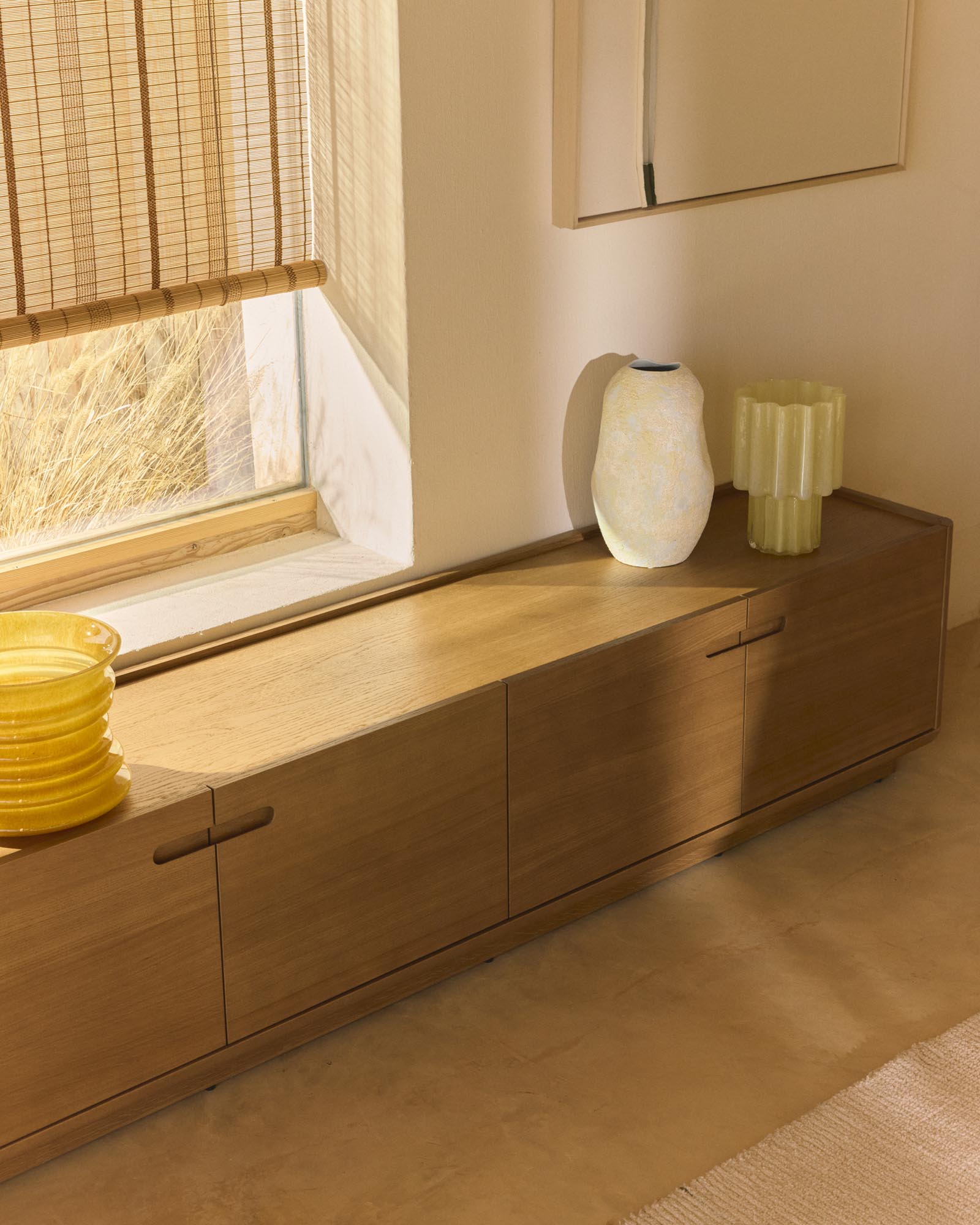 Elegantes TV-Möbel Arelida aus hochwertigem Eichenholz mit warmem, hellbraunem Finish, ideal für stilvolle Wohnräume.