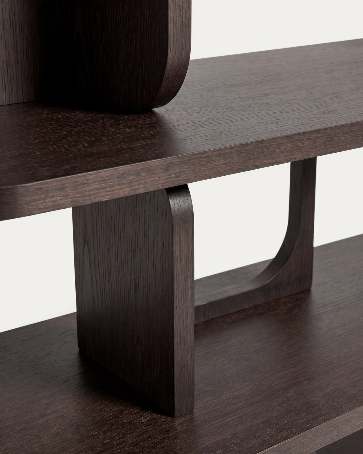 Regal Aduma von Kave Home aus Eichenholzfurnier mit ebonisiertem Finish in Dunkelbraun, geometrische Formen, Masse 160x187,5 cm.