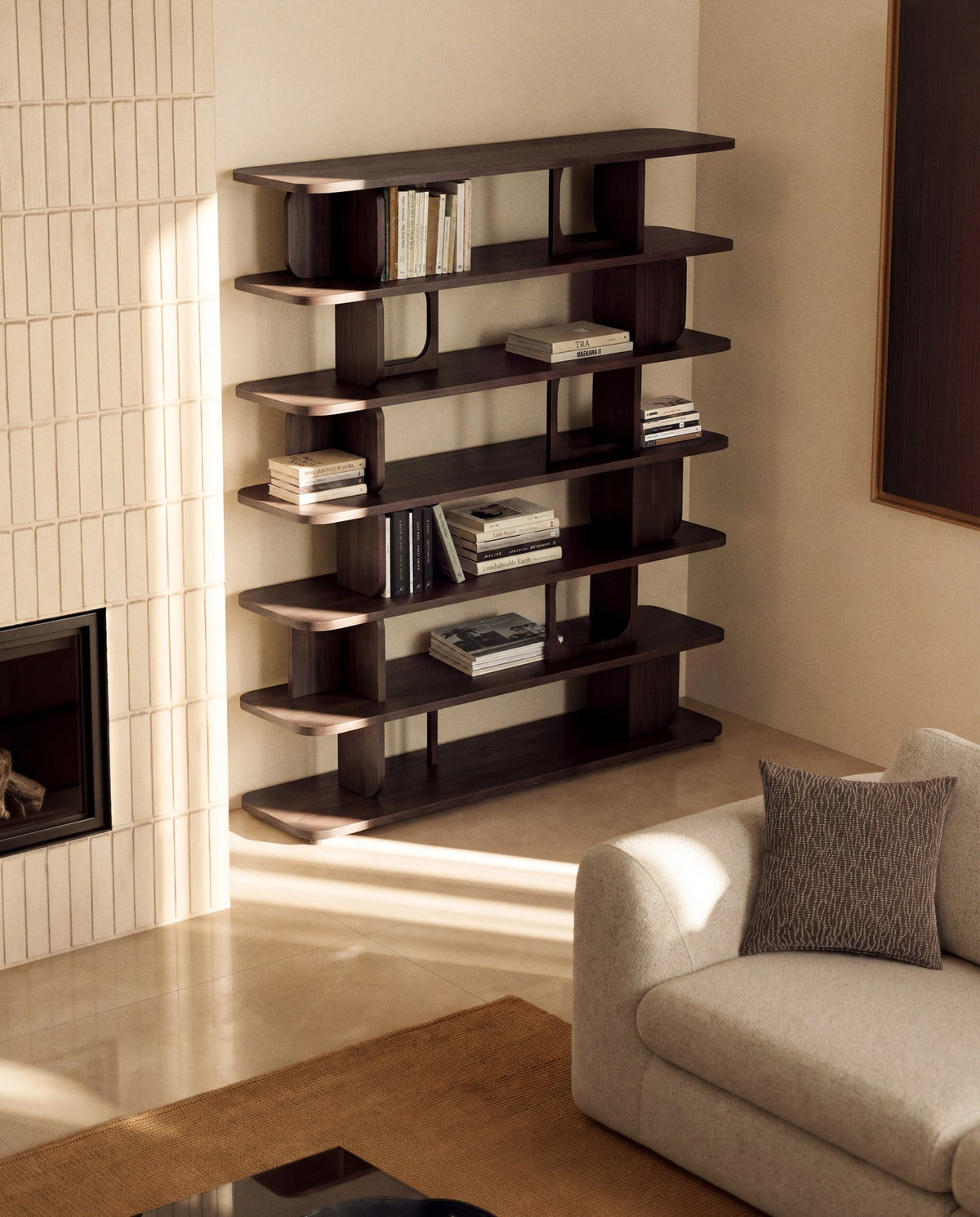 Regal Aduma von Kave Home aus Eichenholzfurnier mit ebonisiertem Finish in Dunkelbraun, geometrische Formen, Masse 160x187,5 cm.