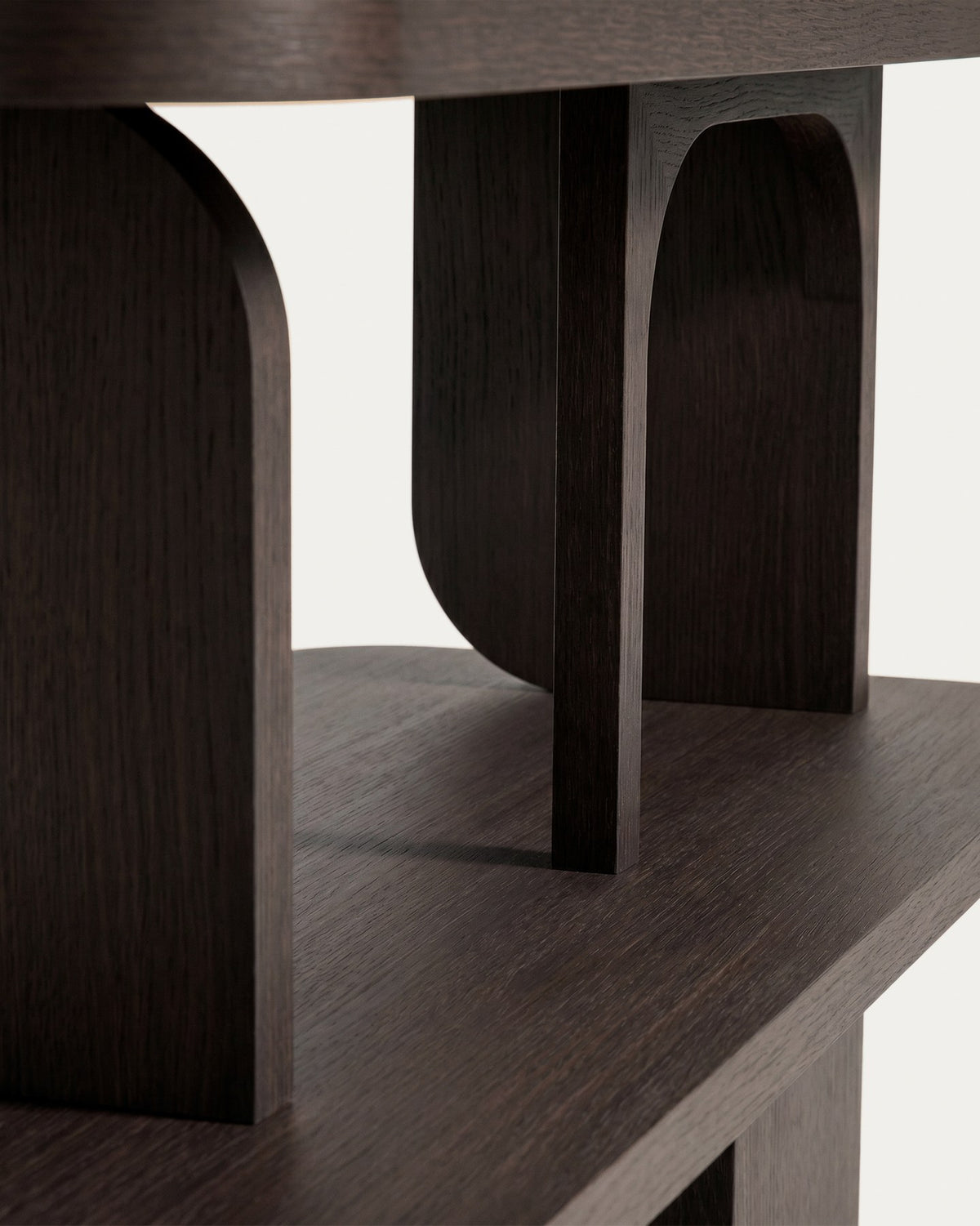 Standregal Aduma aus Eichenholzfurnier mit ebonisiertem Finish in Dunkelbraun, mit geometrischen Aussparungen und mehreren Regalböden.