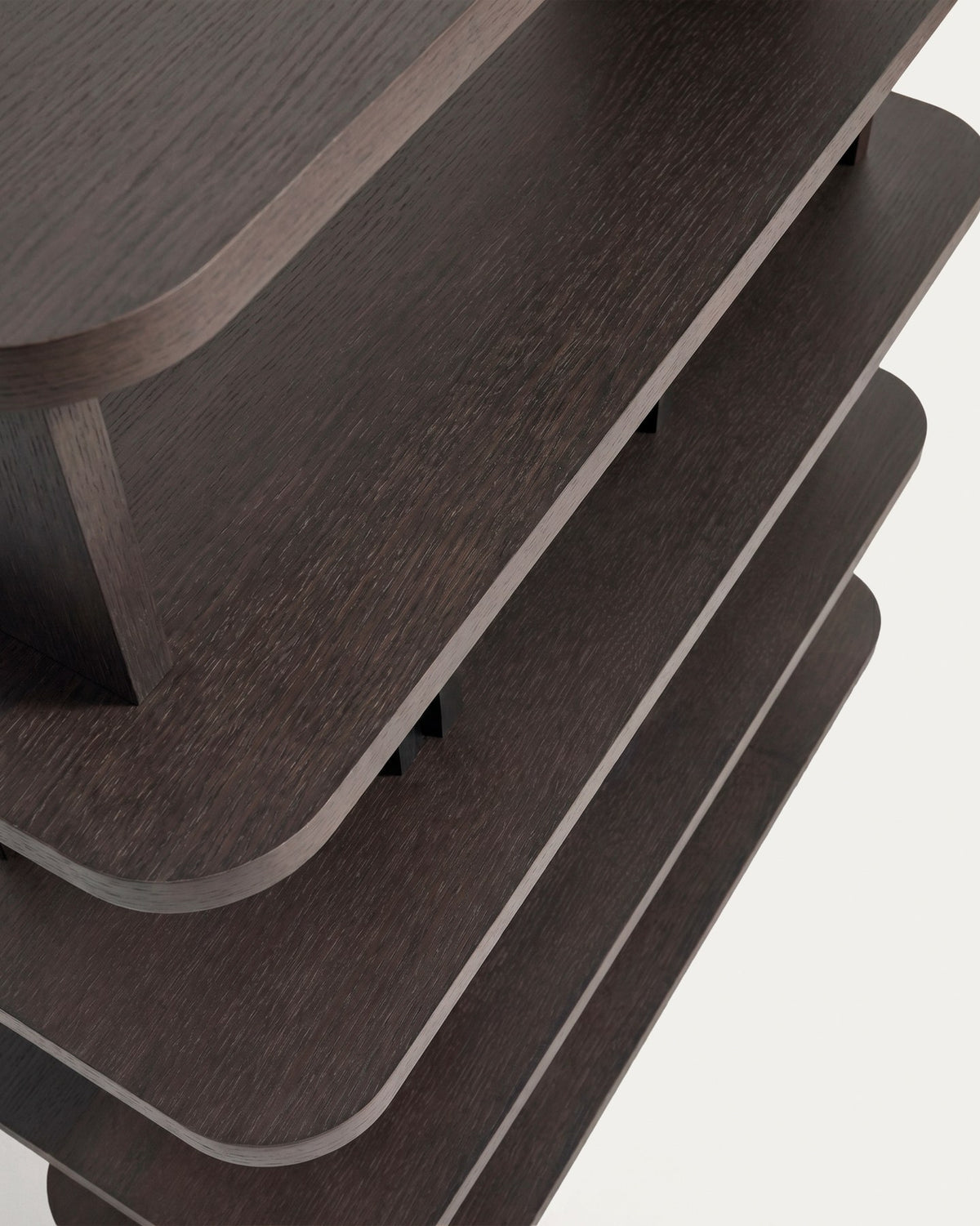 Standregal Aduma aus Eichenholzfurnier mit ebonisiertem Finish in Dunkelbraun, mit geometrischen Aussparungen und mehreren Regalböden.