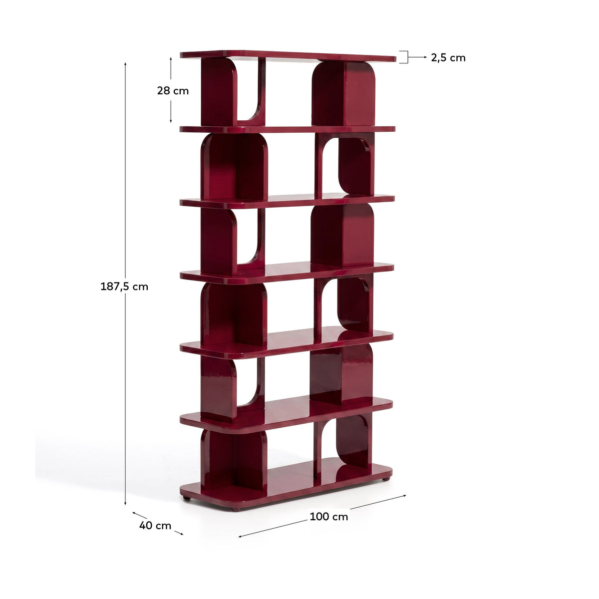 Freistehendes Regal aus MDF und Buchenholz in glänzendem Granatrot, mit geometrischen Aussparungen und mehreren übereinander liegenden Ablageflächen.