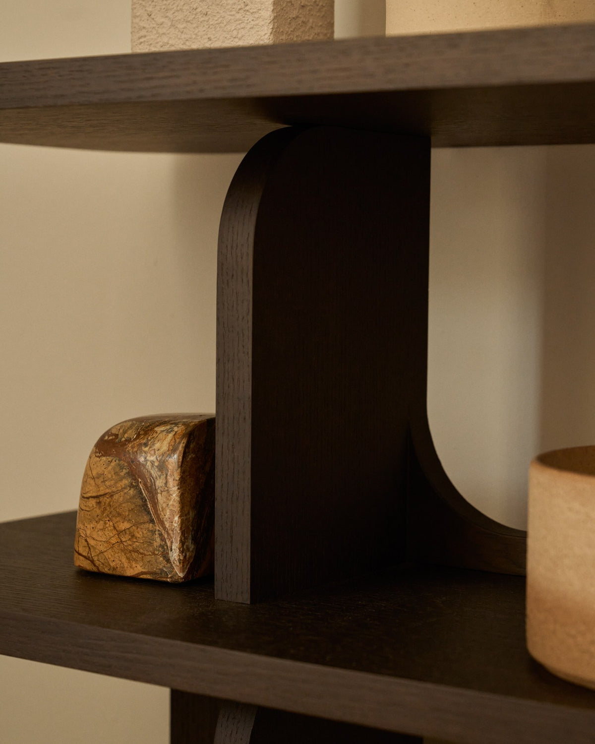 Regal Aduma aus Eichenholz mit ebonisiertem Finish in Dunkelbraun, geometrische Formen, Eschenholzbeine mit Filzgleitern.