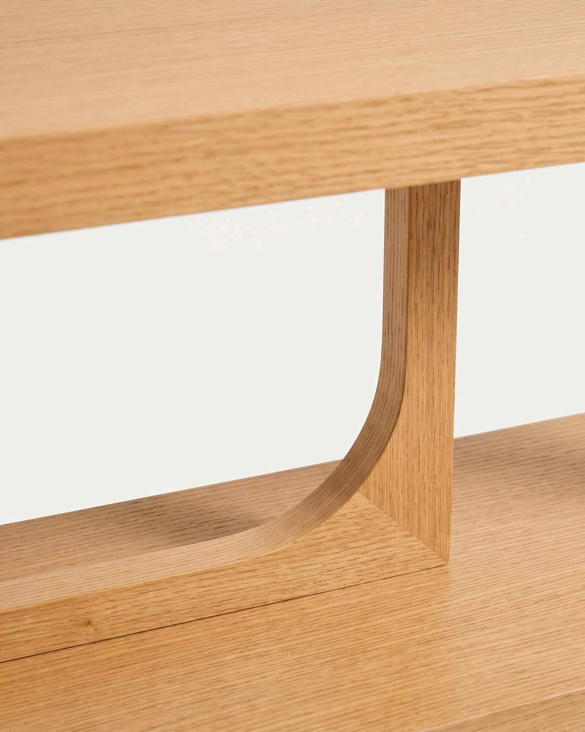 Regal Aduma aus Eichenholzfurnier mit natürlichem Farbton, skulpturale Form mit geometrischen Aussparungen und Beinen aus Eschenholz.