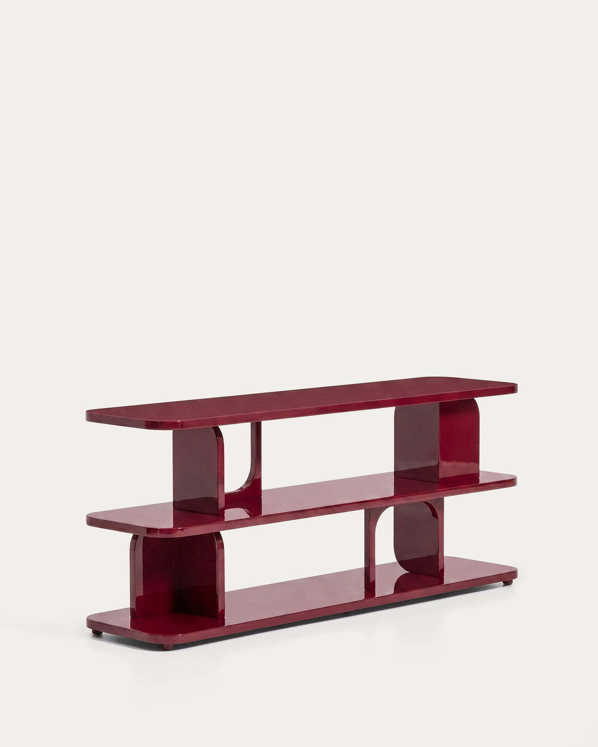 Freistehendes Regal Aduma aus MDF und Buchenholz in Granatrot mit glänzender Lackierung, geschwungene Form und offenen Fächern.