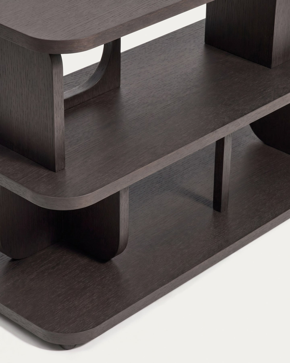 Regal Aduma aus Eichenholzfurnier mit ebonisiertem Finish in Dunkelbraun, mit Eschenholzbeinen und geometrischen Regalböden, Masse 100x40x65.5 cm.