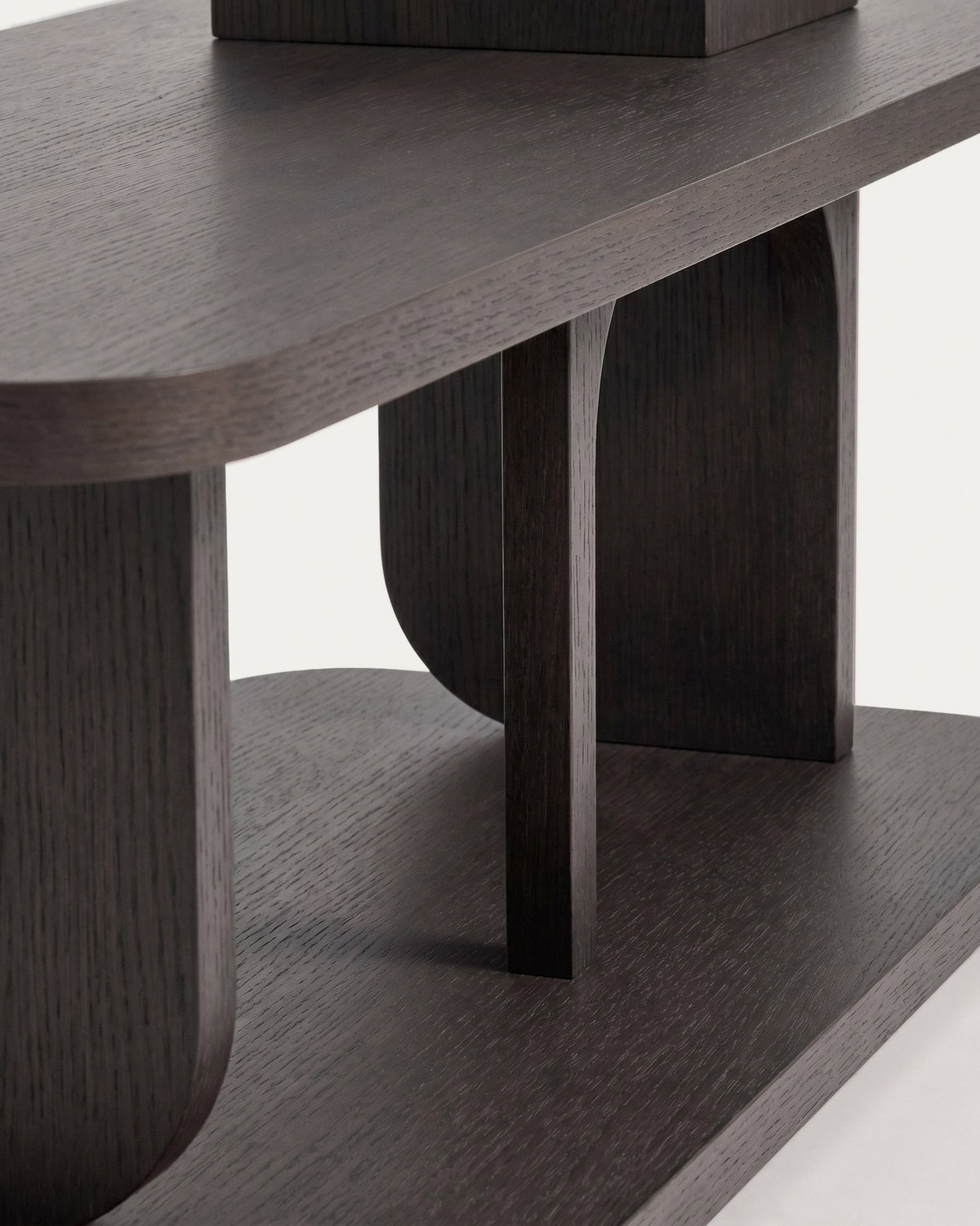 Regal Aduma aus Eichenholzfurnier mit ebonisiertem Finish in Dunkelbraun, mit Eschenholzbeinen und geometrischen Regalböden, Masse 100x40x65.5 cm.