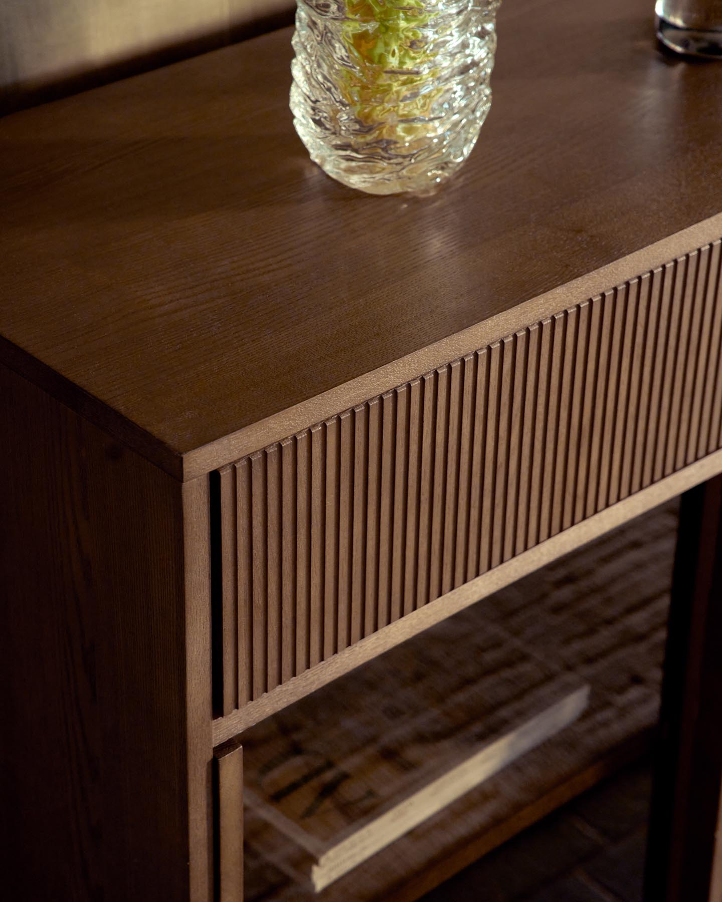 Sideboard Helvine 4 Türen 4 Schubladen Eichenfurnier mit Nussbaum-Finish und gehärtetes Glas 200 x 80 cm FSC 100% in Dunkelbraun präsentiert im Onlineshop von KAQTU Design AG. Sideboard ist von Kave Home
