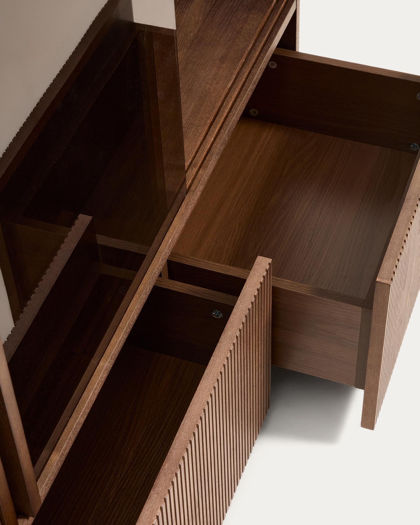Vitrine Helvine 4 Türen 2 Schubladen Eichenfurnier mit Nussbaum-Finish und gehärtetes Glas 100 x 174 cm FSC 100% in Dunkelbraun präsentiert im Onlineshop von KAQTU Design AG. Sideboard ist von Kave Home