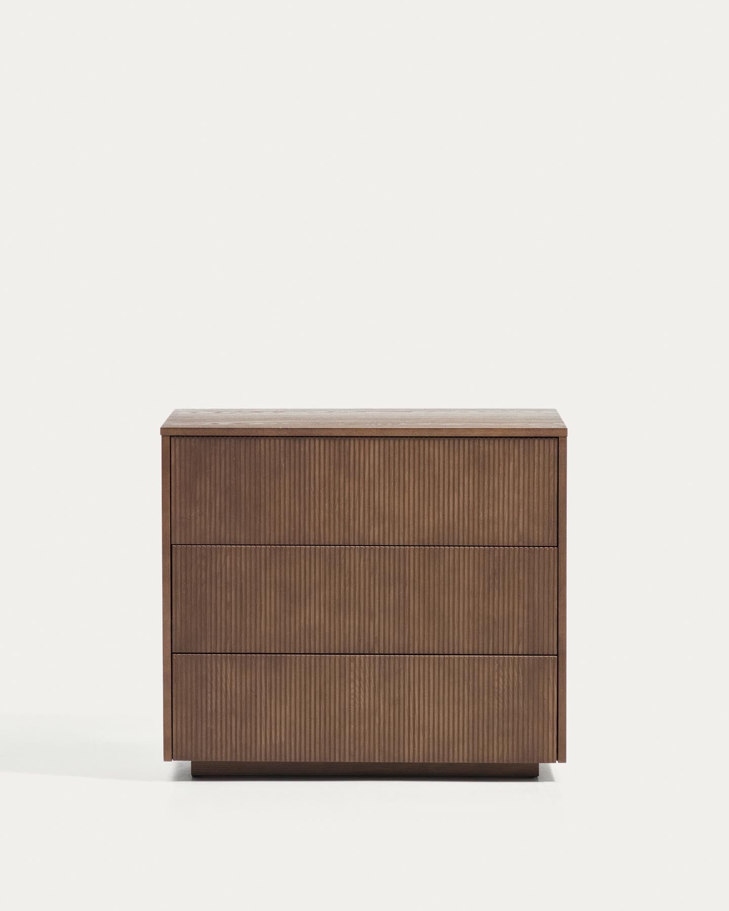 Kommode Helvine mit 3 Schubladen aus Eschenfurnier mit Finish in Nussbaumton 90 x 78 cm FSC 100% in Dunkelbraun präsentiert im Onlineshop von KAQTU Design AG. Kommode ist von Kave Home