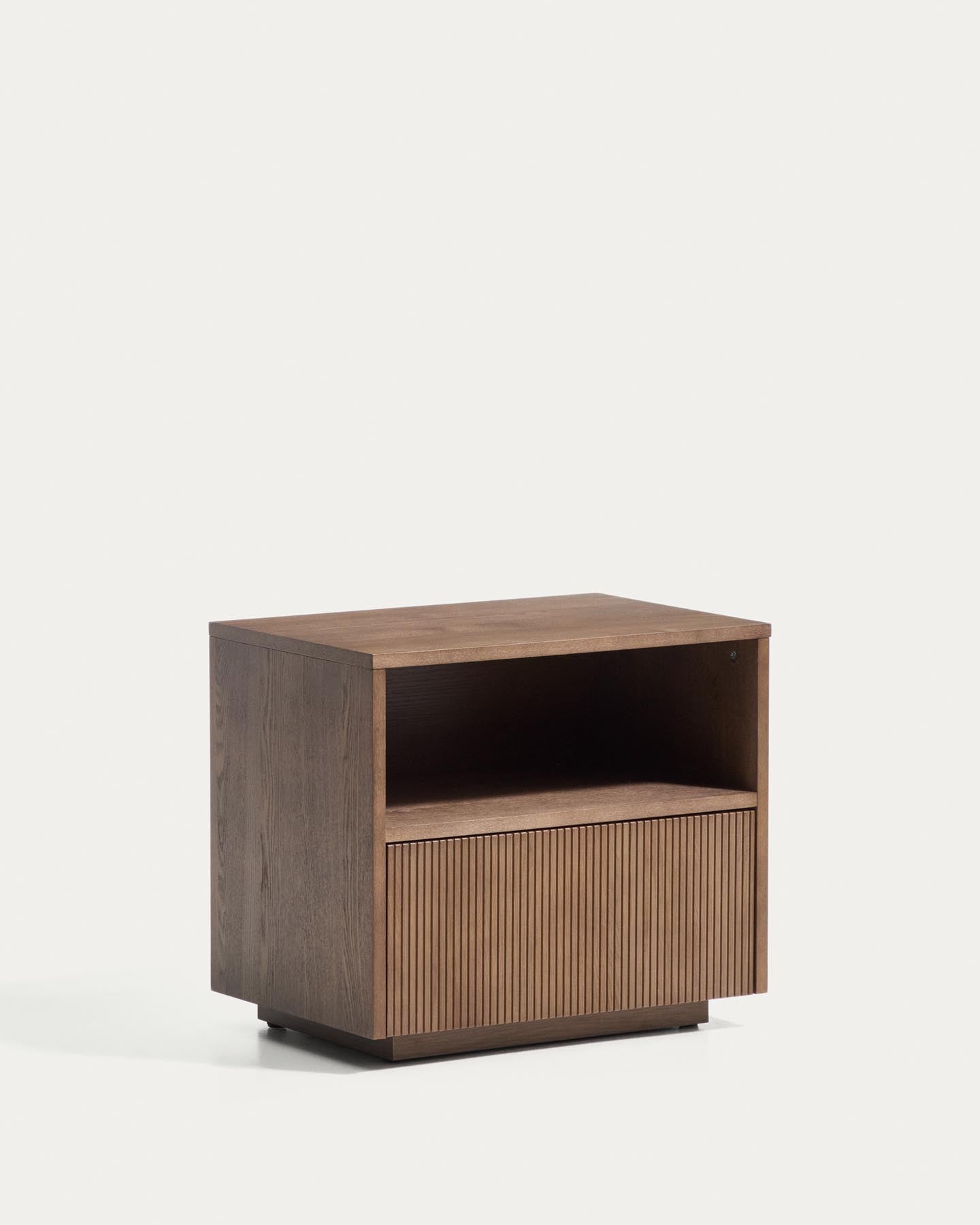 Nachttisch Helvine 1 Schublade aus Eichenfurnier mit Nussbaum-Finish 60 x 52 cm FSC 100% in Dunkelbraun präsentiert im Onlineshop von KAQTU Design AG. Nachttisch ist von Kave Home