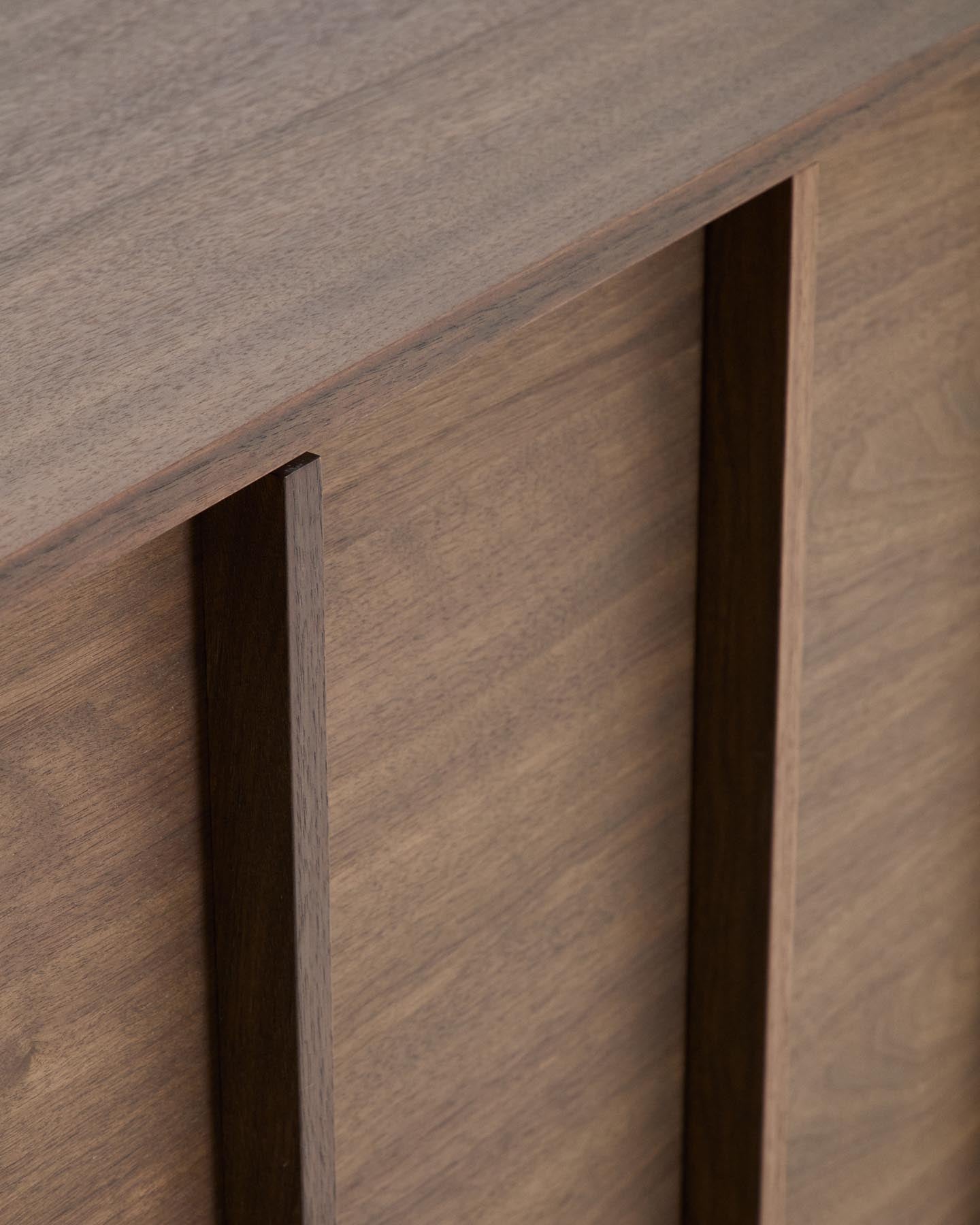 Sideboard Onix aus Walnussfurnier mit dunklem Finish 150 x 80 cm FSC Mix Credit in Dunkelbraun präsentiert im Onlineshop von KAQTU Design AG. Sideboard ist von Kave Home