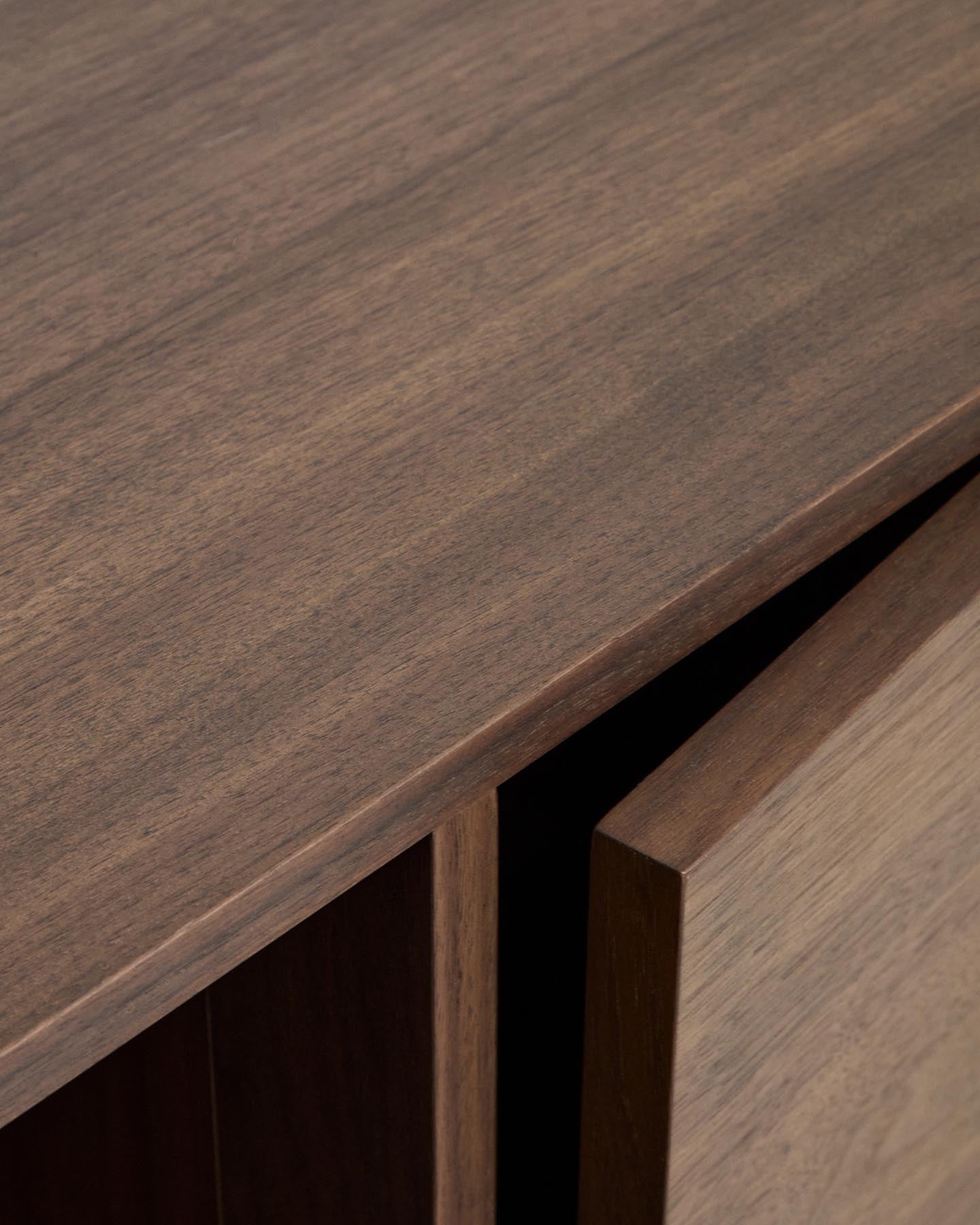 Sideboard Onix aus Walnussfurnier mit dunklem Finish 150 x 80 cm FSC Mix Credit in Dunkelbraun präsentiert im Onlineshop von KAQTU Design AG. Sideboard ist von Kave Home
