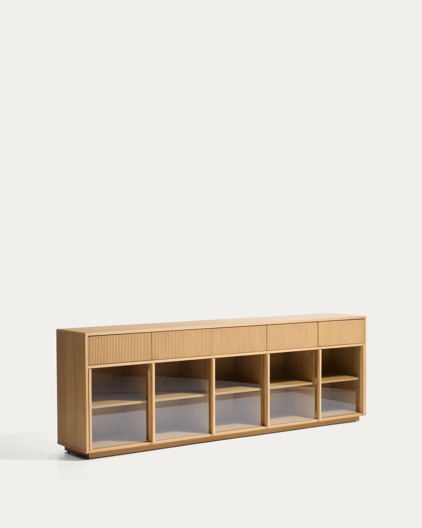 Sideboard Helvine mit 5 Türen und 5 Schubladen aus Eichenfurnier und gehärtetem Glas, 245 x 80 cm, FSC 100 % in Dunkelbraun präsentiert im Onlineshop von KAQTU Design AG. Sideboard ist von Kave Home