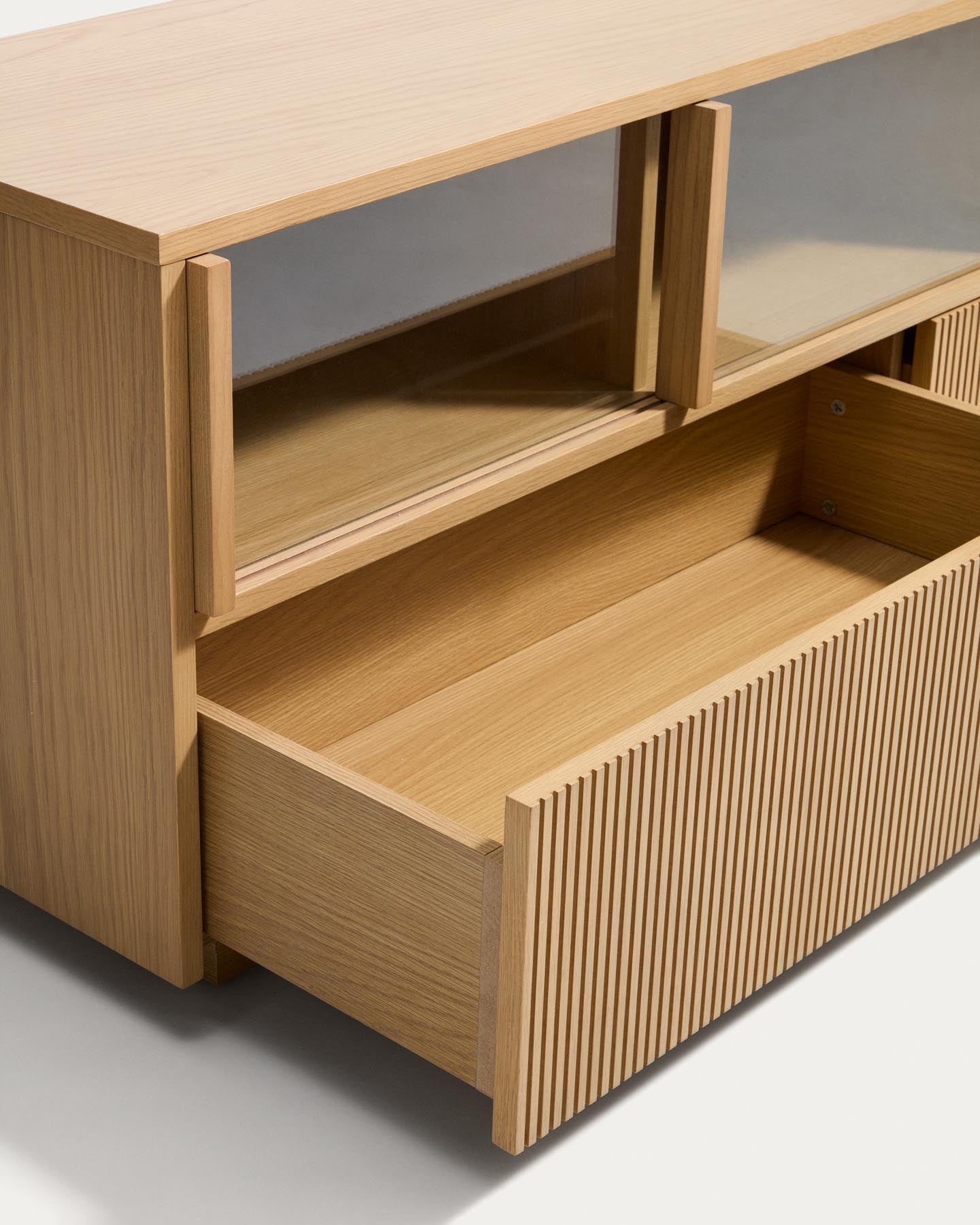 TV-Möbel Helvine mit 5 Türen und 3 Schubladen aus Eichenfurnier und gehärtetem Glas, 245 x 53,5 cm, FSC 100 % in Dunkelbraun präsentiert im Onlineshop von KAQTU Design AG. TV-Möbel ist von Kave Home
