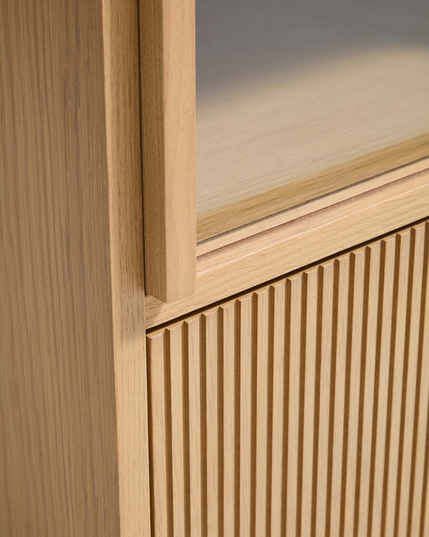 TV-Möbel Helvine mit 5 Türen und 3 Schubladen aus Eichenfurnier und gehärtetem Glas, 245 x 53,5 cm, FSC 100 % in Dunkelbraun präsentiert im Onlineshop von KAQTU Design AG. TV-Möbel ist von Kave Home