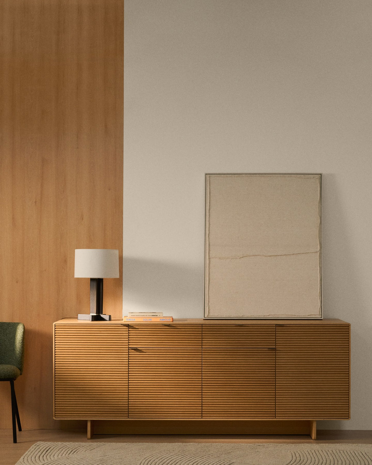 Braunes Sideboard Norlen mit vier Türen, zwei Schubladen und Eichenfurnier, abgerundete Ecken, Holzunterbau mit vier Beinen.