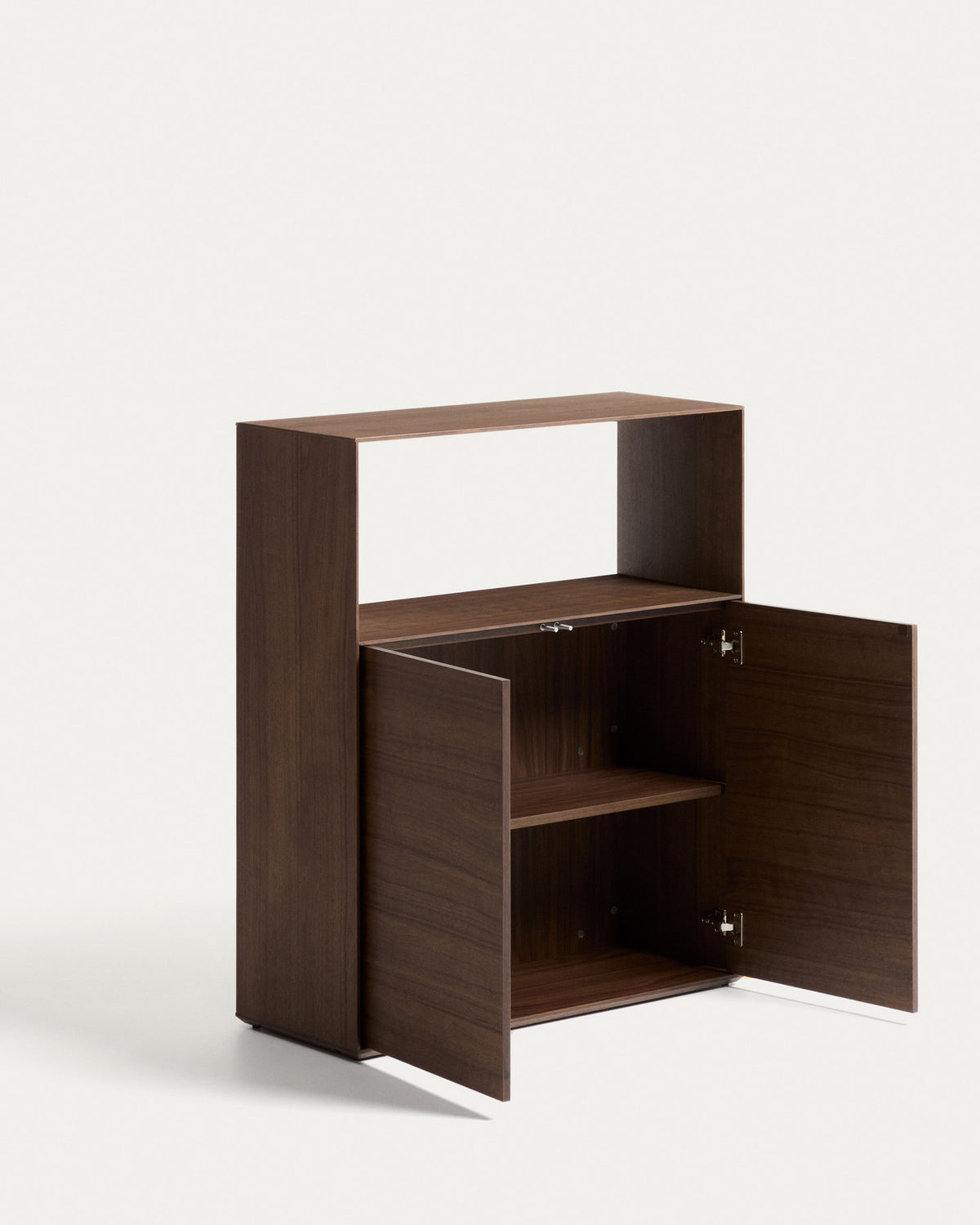 Bücherregal Visala von Kave Home in Dunkelbraun mit Nussbaum-Furnier und mehreren Fächern