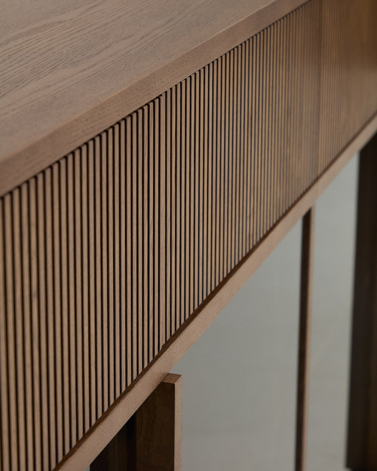 Sideboard Helvine in Dunkelbraun aus Eschenfurnier mit gehärtetem Glas, Türen und Schubladen