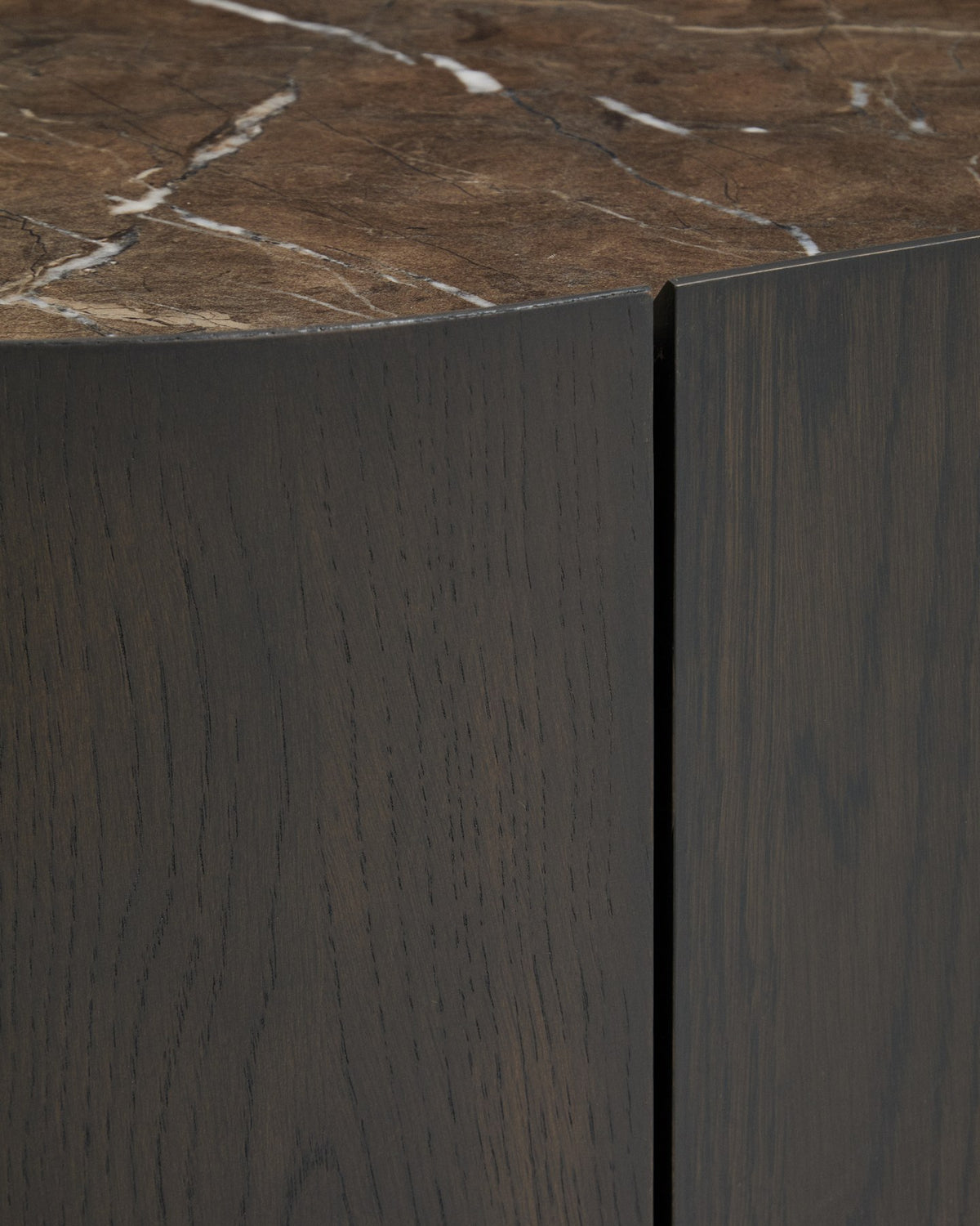 Couchtisch Nemore aus Eichenfurnier in Dunkelbraun mit einer Schublade und Keramikplatte im Emperador-Marmor-Effekt, Masse 140x60x35 cm.