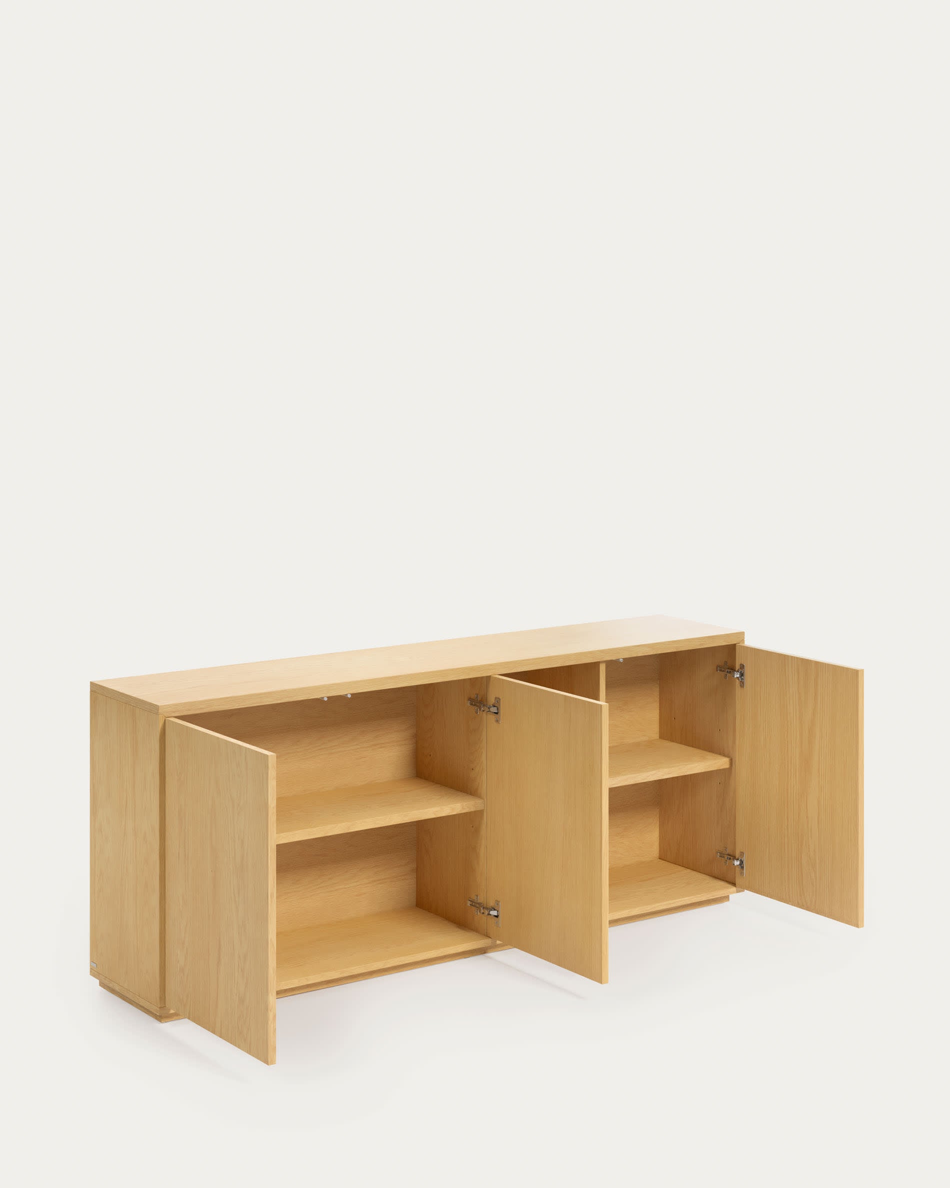 Stilvolles Sideboard aus FSC-zertifiziertem Eichenfurnier, 3 Türen, 180x75 cm, von Kave Home, perfekt für zeitgemässe Einrichtungen.