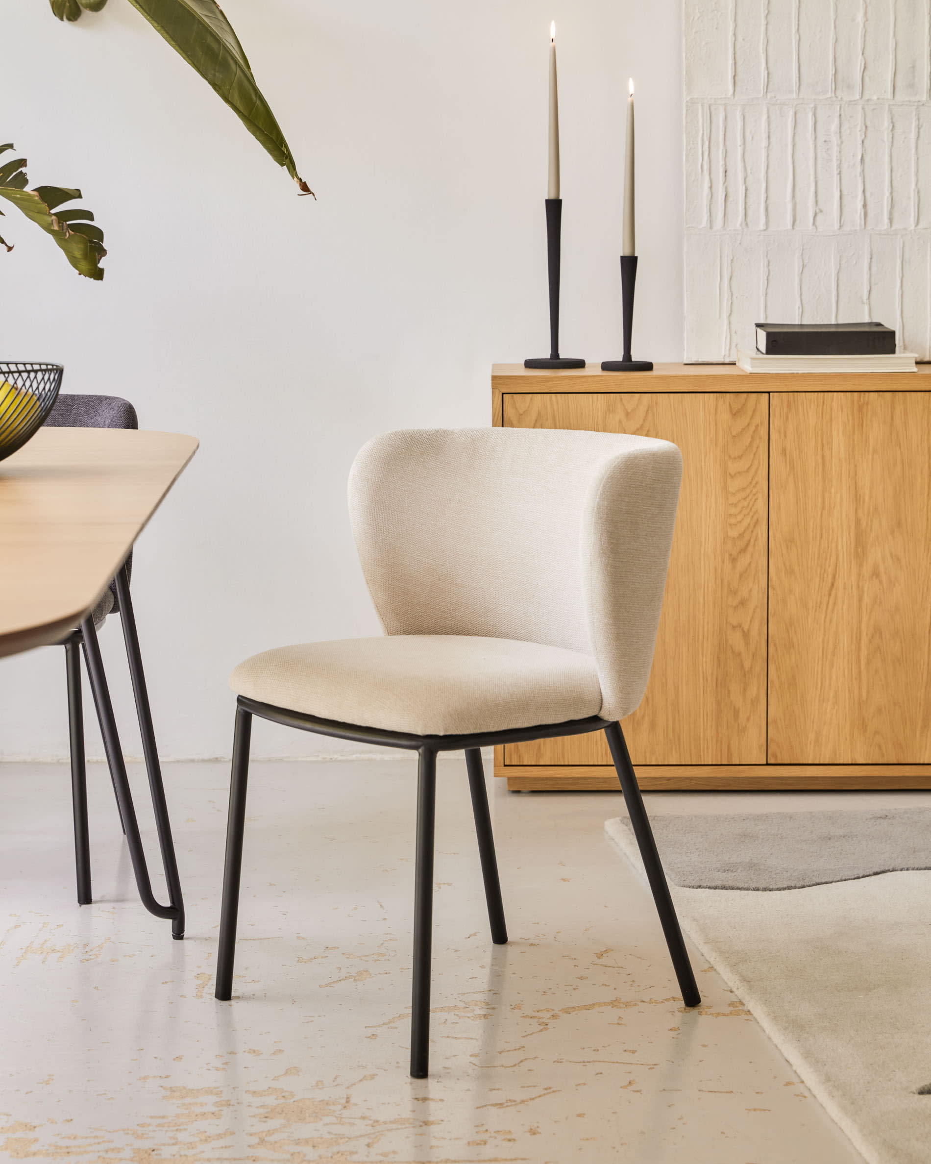 Elegantes Abilen Sideboard mit 3 Türen aus hochwertigem Eichenfurnier, 180 x 75 cm. Ideal für stilvolle und nachhaltige Einrichtungslösungen.