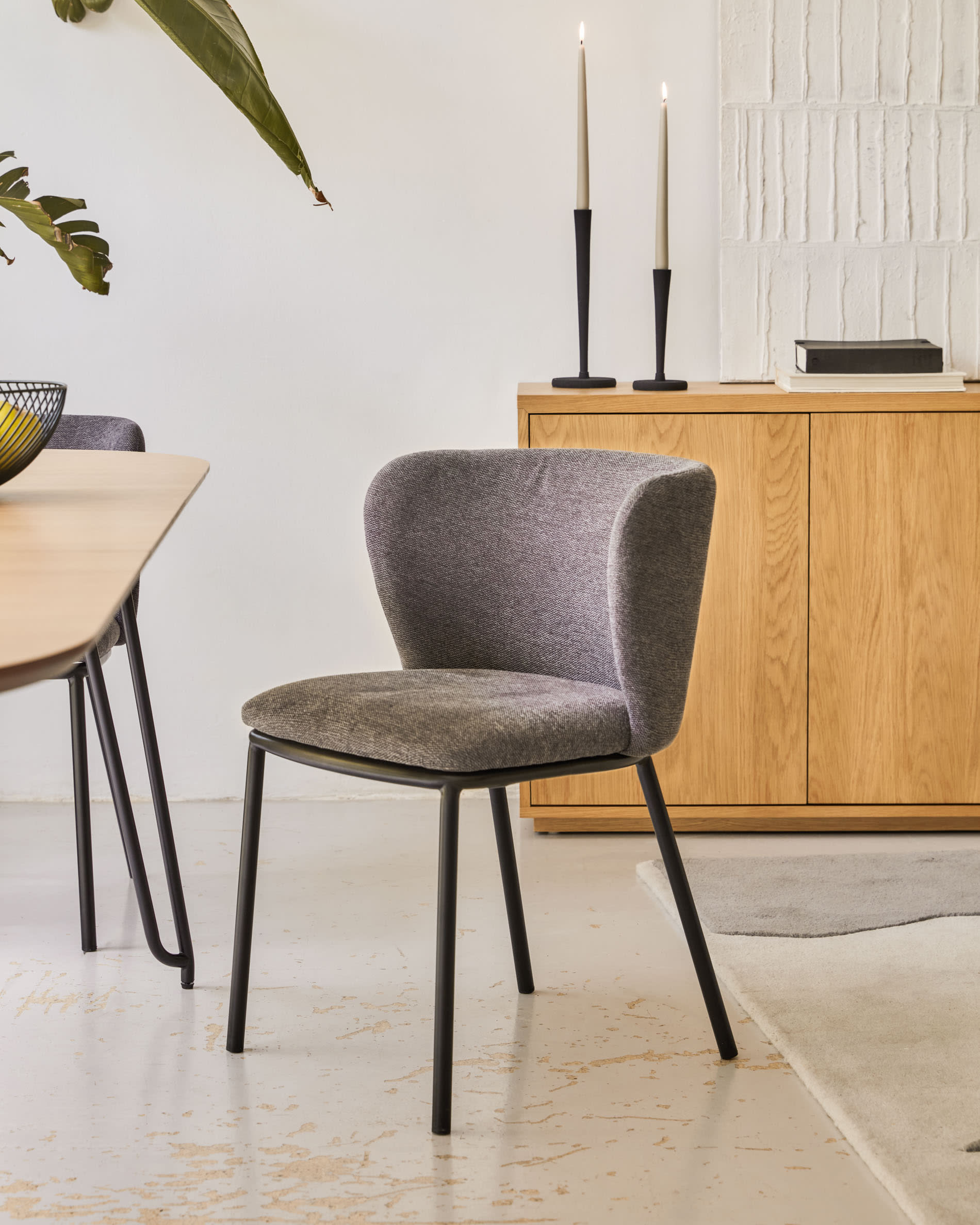 Stilvolles Abilen Sideboard aus FSC-zertifiziertem Eichenfurnier, 180 x 75 cm. Perfekte Kombination aus Eleganz und Funktionalität für Ihr Zuhause.