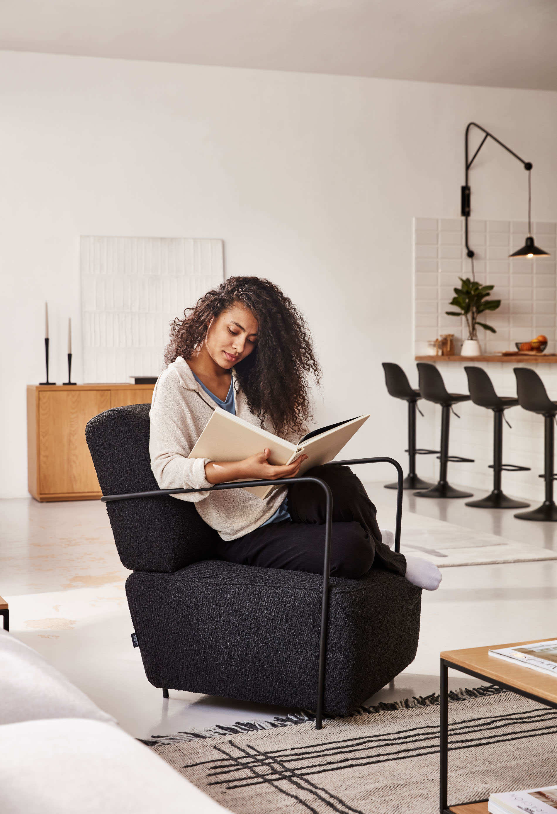 Stilvolles Sideboard aus FSC-zertifiziertem Eichenfurnier, 3 Türen, 180x75 cm, von Kave Home, perfekt für zeitgemässe Einrichtungen.
