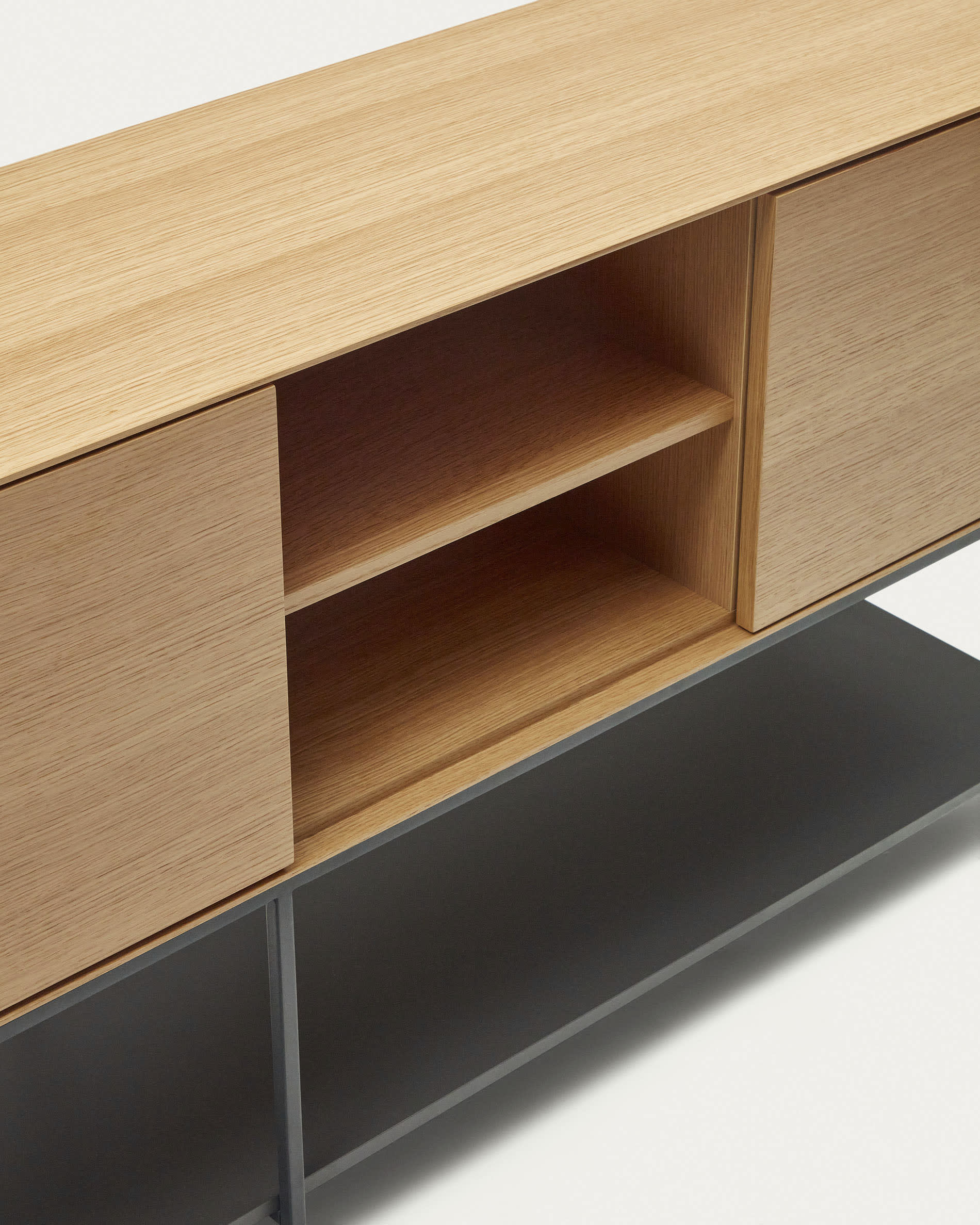 Die Vedrana Kommode aus Eichenfurnier und schwarzen Stahlbeinen bietet eleganten Stauraum und zeitloses Design für Ihr Zuhause.