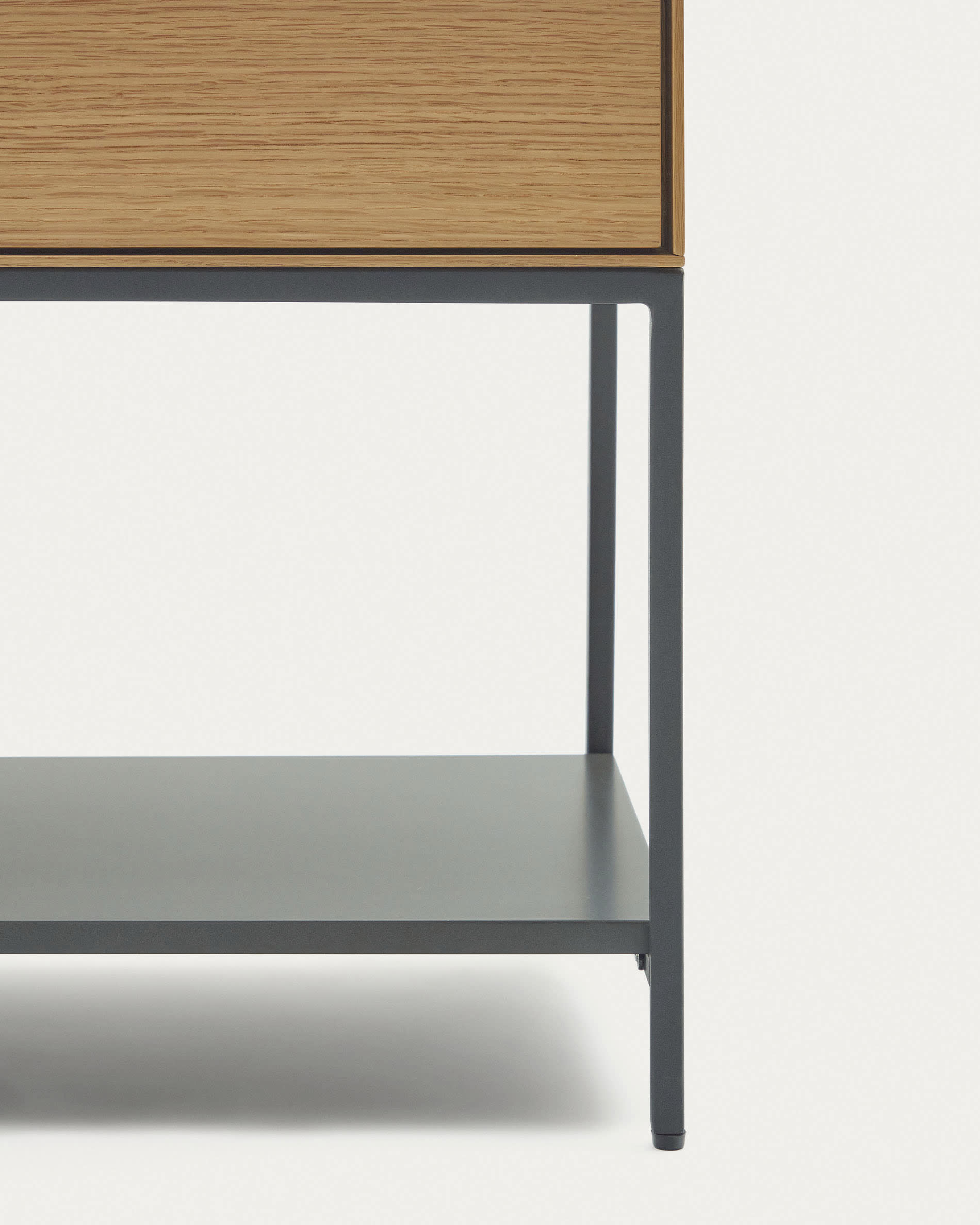 Die Vedrana Kommode vereint Eichenfurnier und schwarze Stahlbeine für stilvollen Stauraum und moderne Eleganz in jedem Raum.