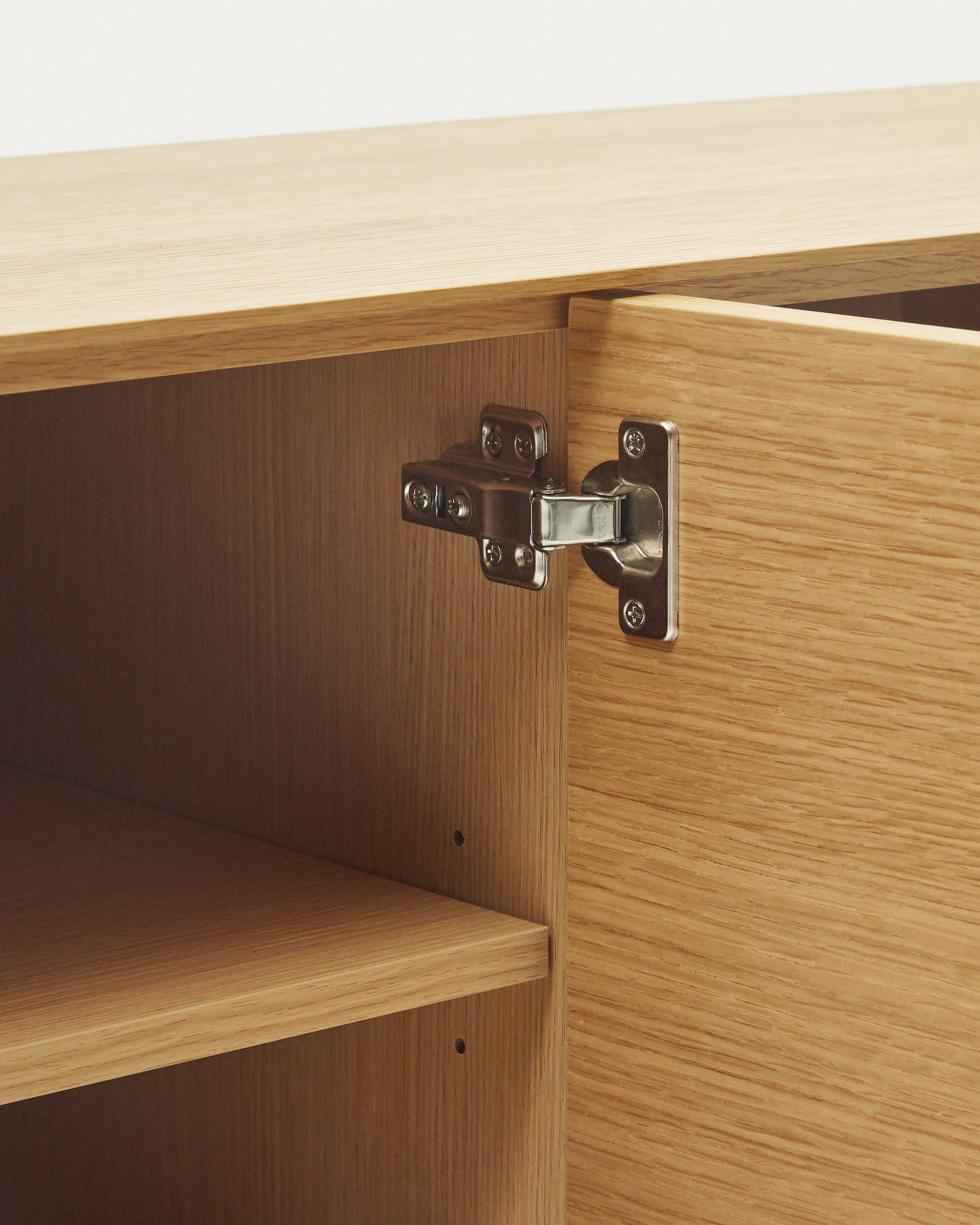 Die Vedrana Kommode kombiniert edles Eichenfurnier mit robusten Stahlbeinen in Schwarz und bietet großzügigen Stauraum für ein stilvolles Zuhause.