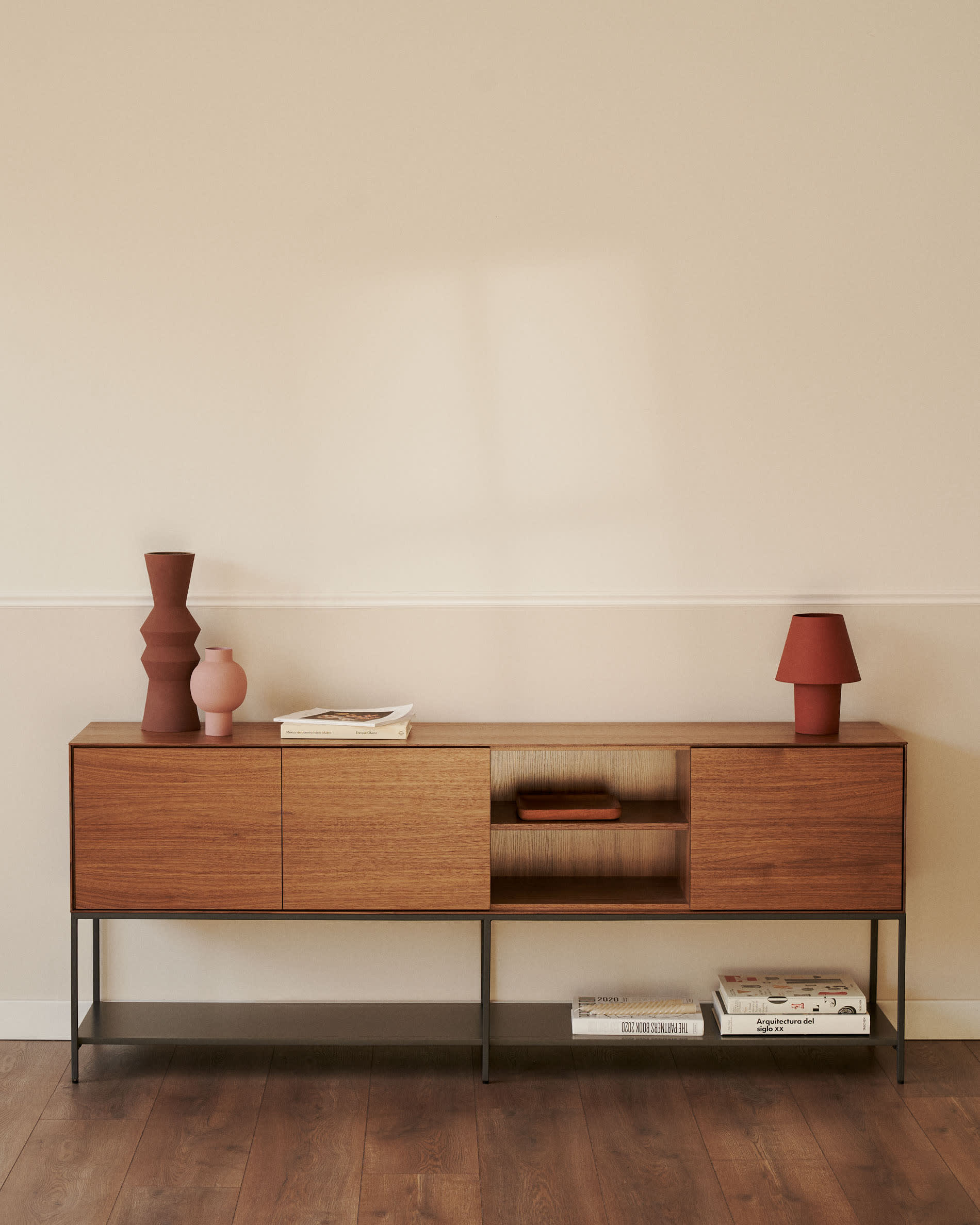 Das Vedrana Sideboard aus edlem Nussholzfurnier mit schwarzen Stahlbeinen bietet stilvolle Aufbewahrung auf 195 x 80 cm.