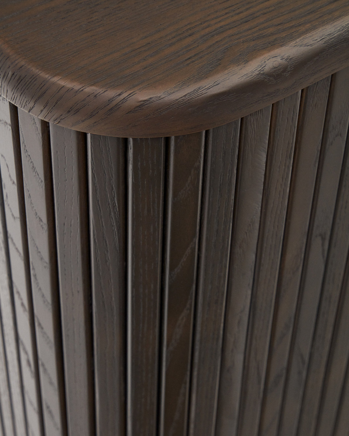 Mailen Sideboard 2 Türen aus Eschenfurnier mit dunklem Finish 180 x 75 cm in Schwarz präsentiert im Onlineshop von KAQTU Design AG. Sideboard ist von Kave Home