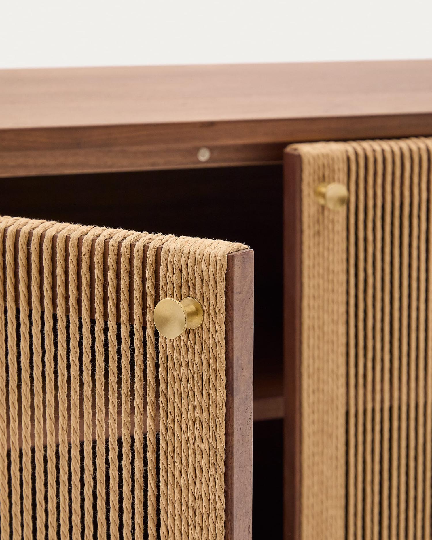 Elegantes Sideboard Elan aus massivem Nussholz und Furnier. 2 Türen, 2 Schubladen, 180x73cm – perfekter Stauraum mit nachhaltigem Design.